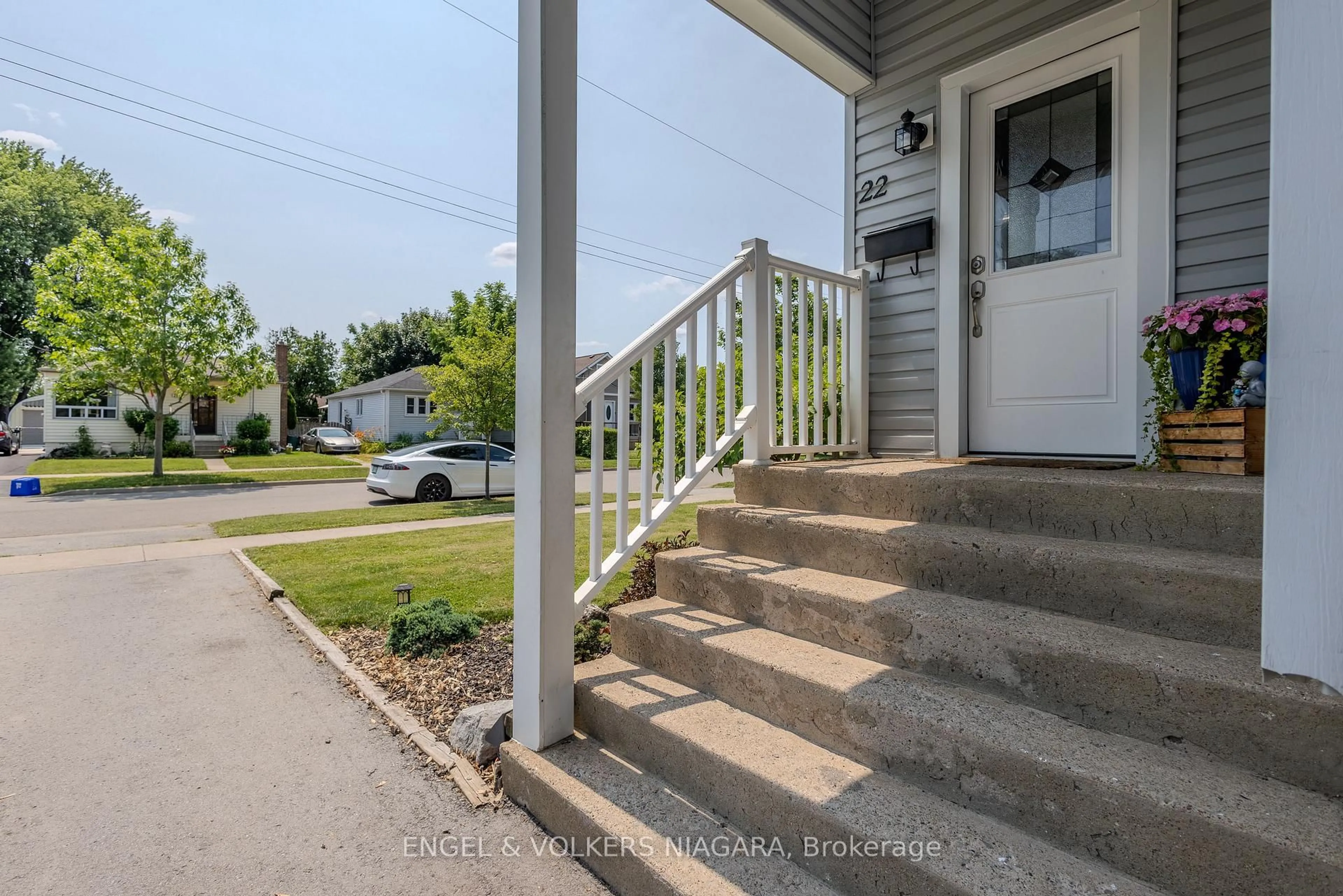A pic from outside/outdoor area/front of a property/back of a property/a pic from drone, street for 22 Bridge St, St. Catharines Ontario L2S 2V8