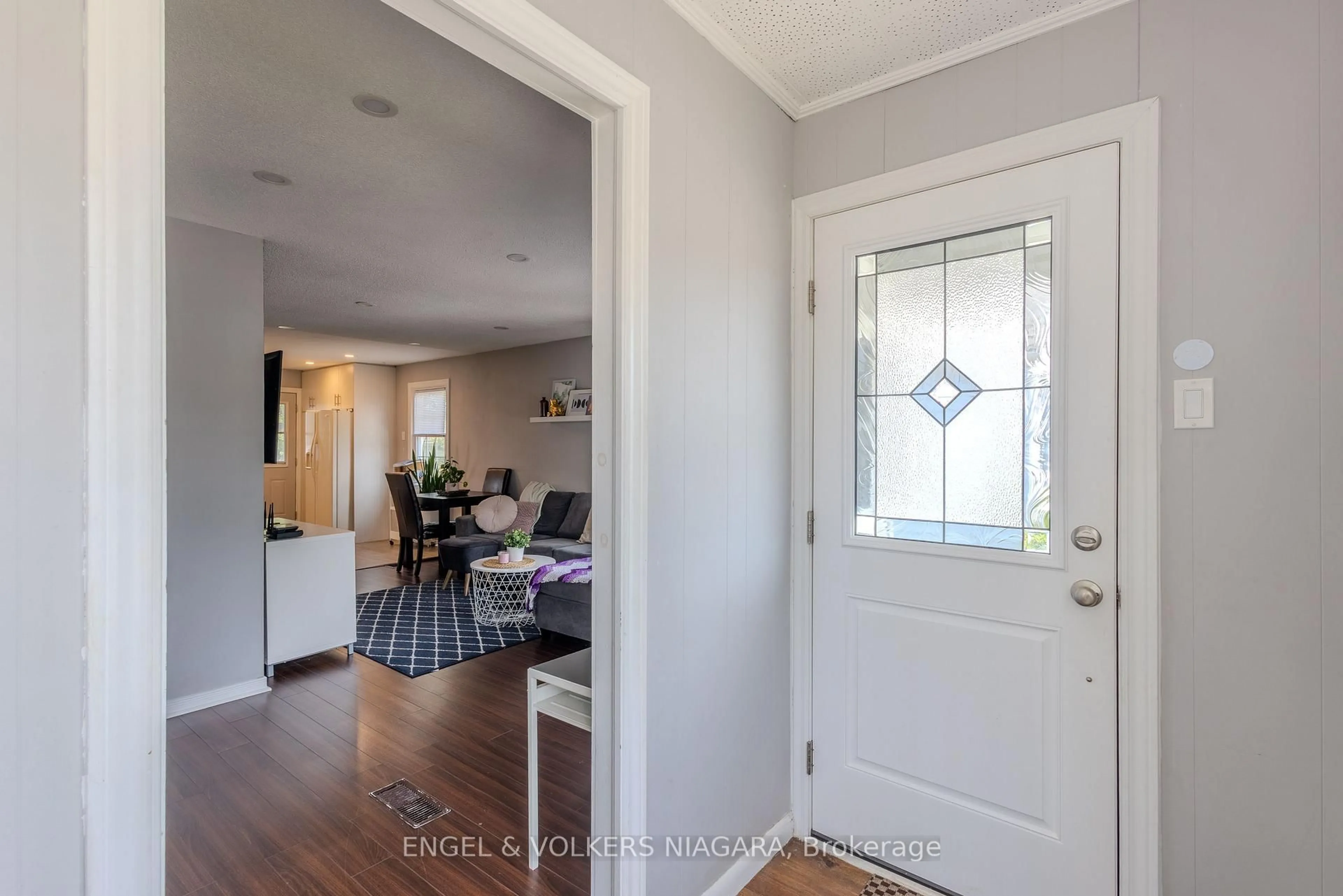 Indoor entryway for 22 Bridge St, St. Catharines Ontario L2S 2V8