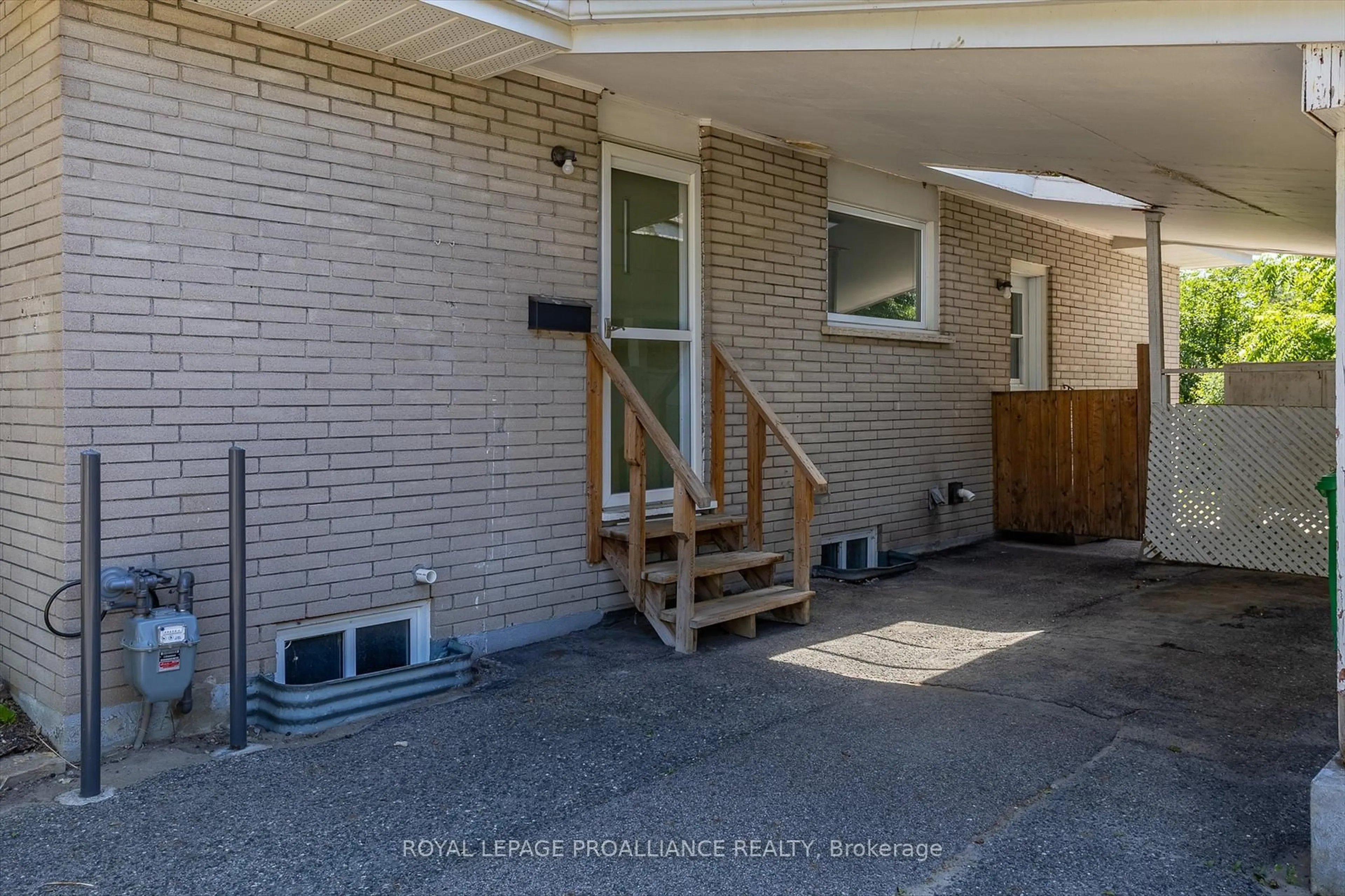 Indoor entryway for 1182 MILBURN St, Peterborough North Ontario K9H 6P2