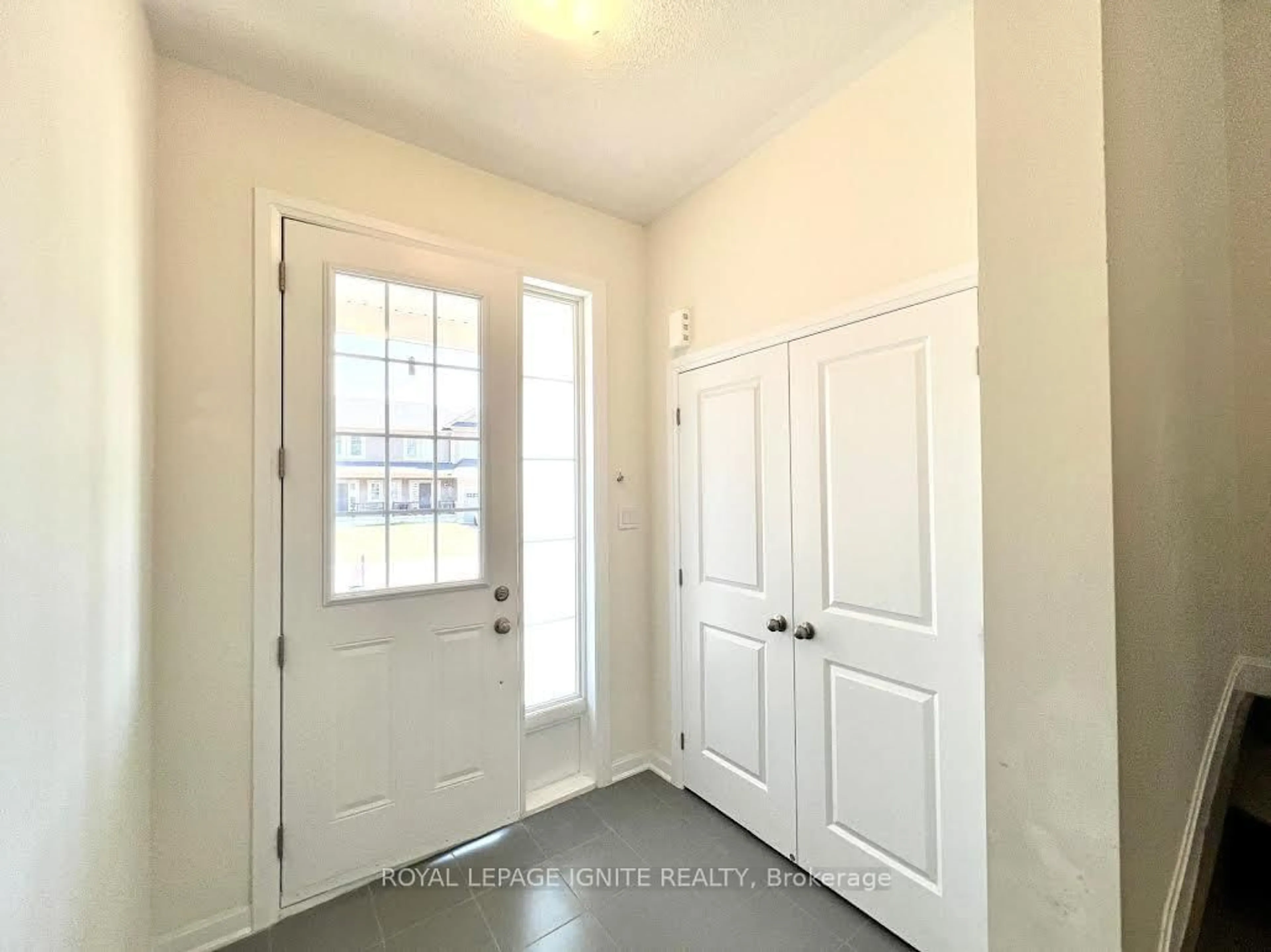 Indoor entryway for 126 Gildersleeve Blvd, Bath Ontario K0H 1G0