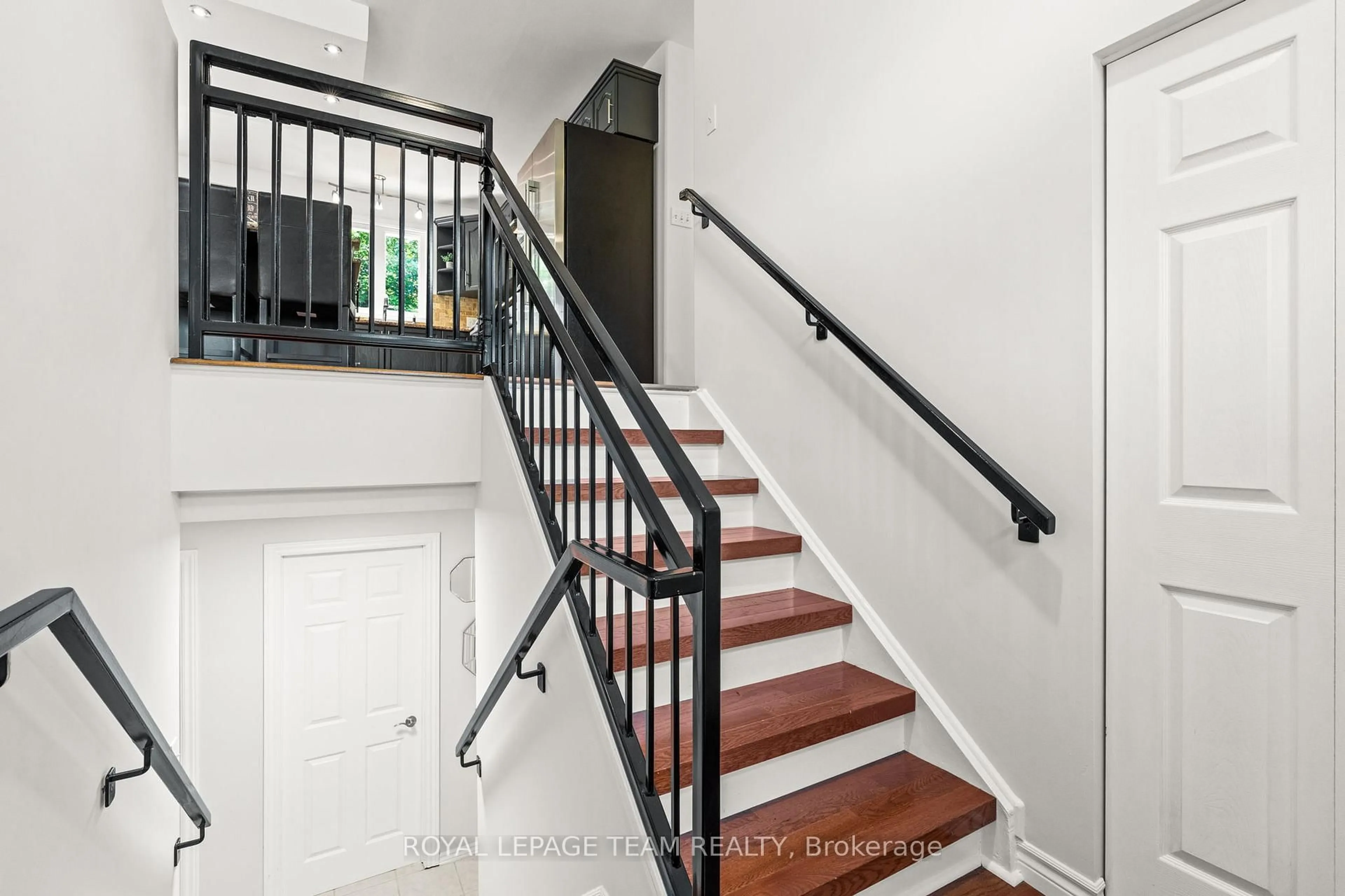 Indoor entryway for 99 Krause St, Pembroke Ontario K8A 6W6