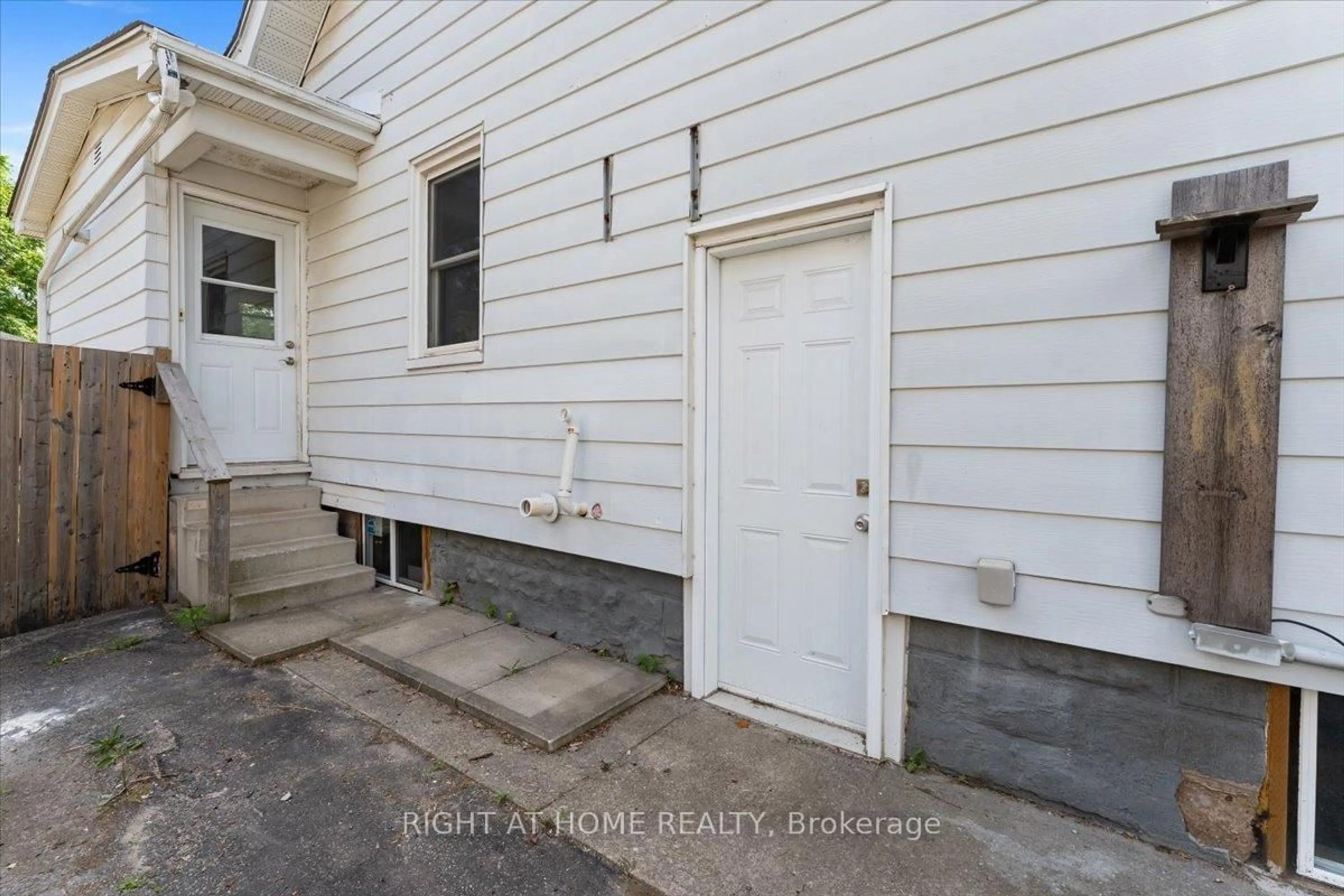 Unknown for 6372 MAITLAND Ave, Niagara Falls Ontario L2G 1R4