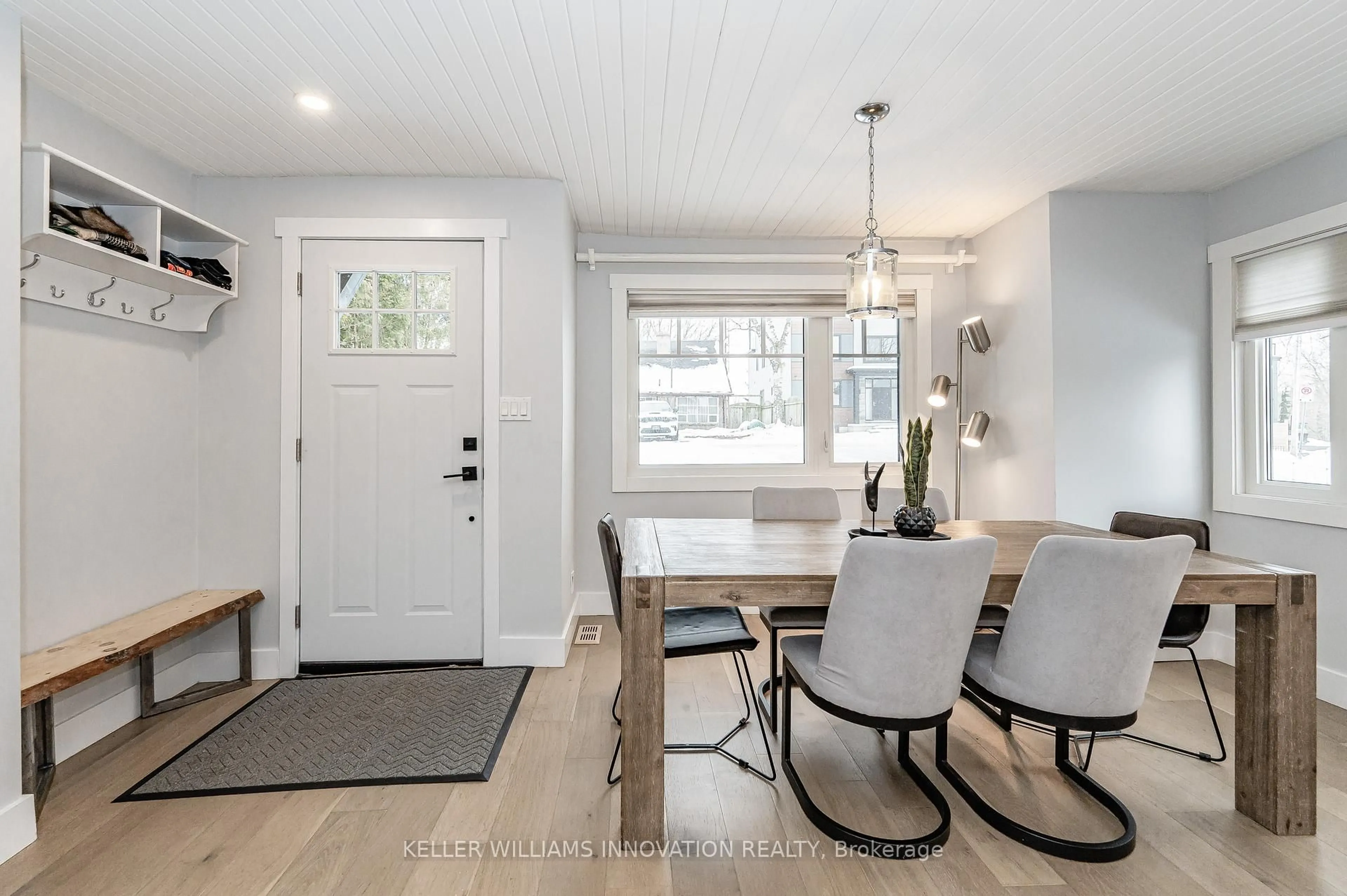 Indoor entryway for 16 Maple Tr, Puslinch Ontario N3C 2V4