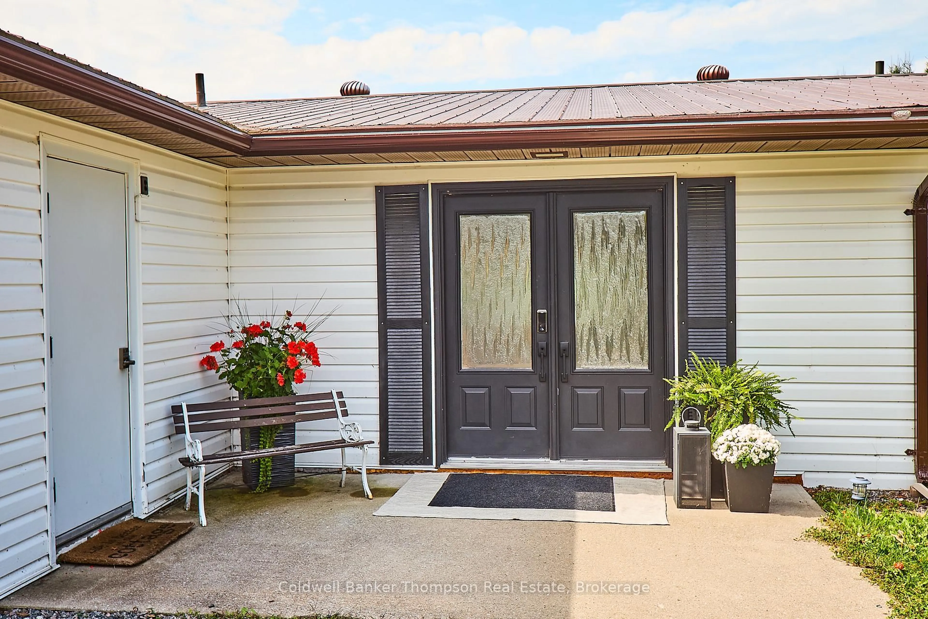 Indoor entryway for 32 Beach Rd, Huntsville Ontario P0B 1M0