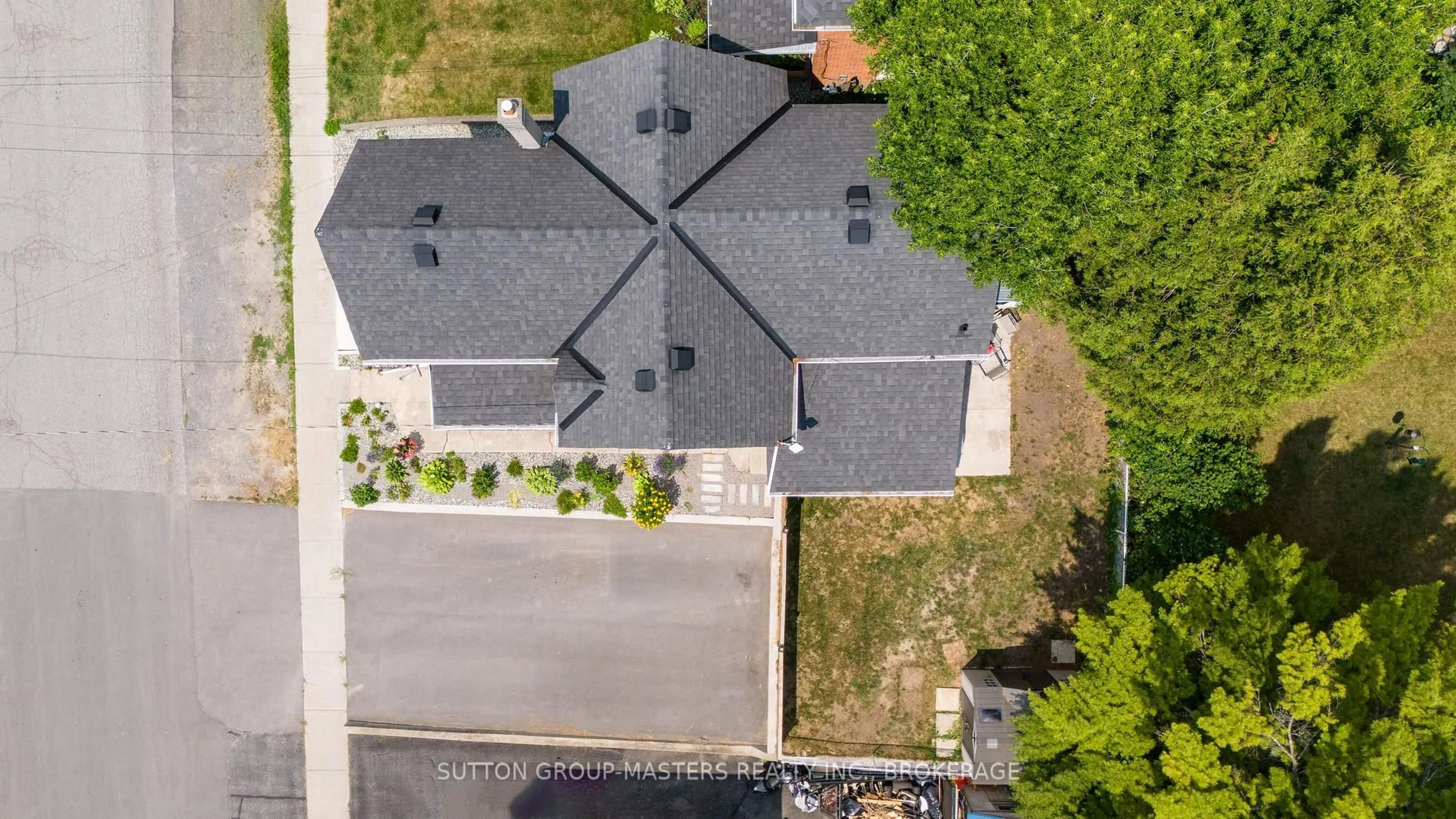 A pic from outside/outdoor area/front of a property/back of a property/a pic from drone, street for 120 Green St, Deseronto Ontario K0K 1X0
