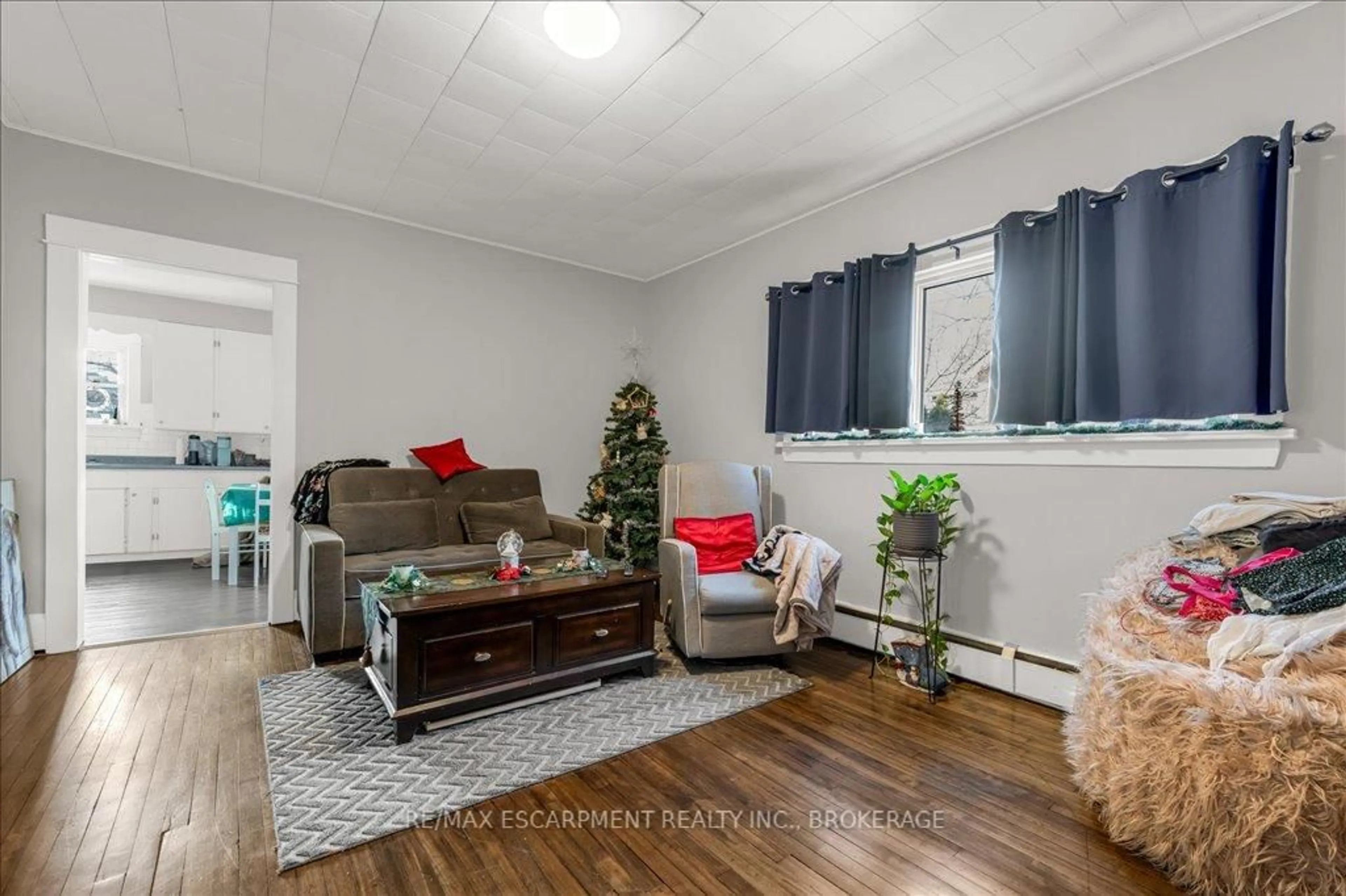 Living room with furniture, wood/laminate floor for 79 Burgar St, Welland Ontario L3B 2S9