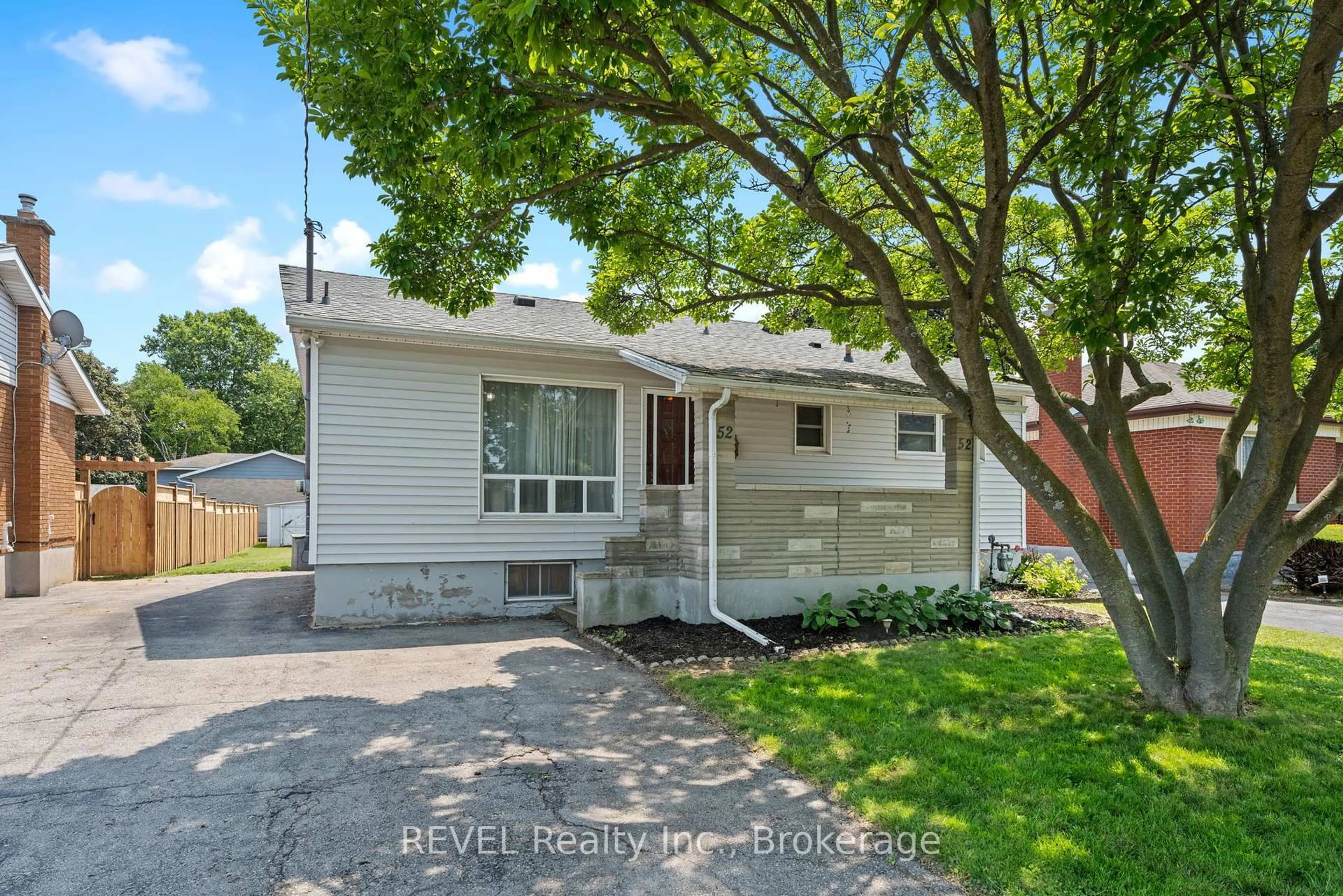 Home with vinyl exterior material, street for 52 Dorothy St, St. Catharines Ontario L2N 4A5