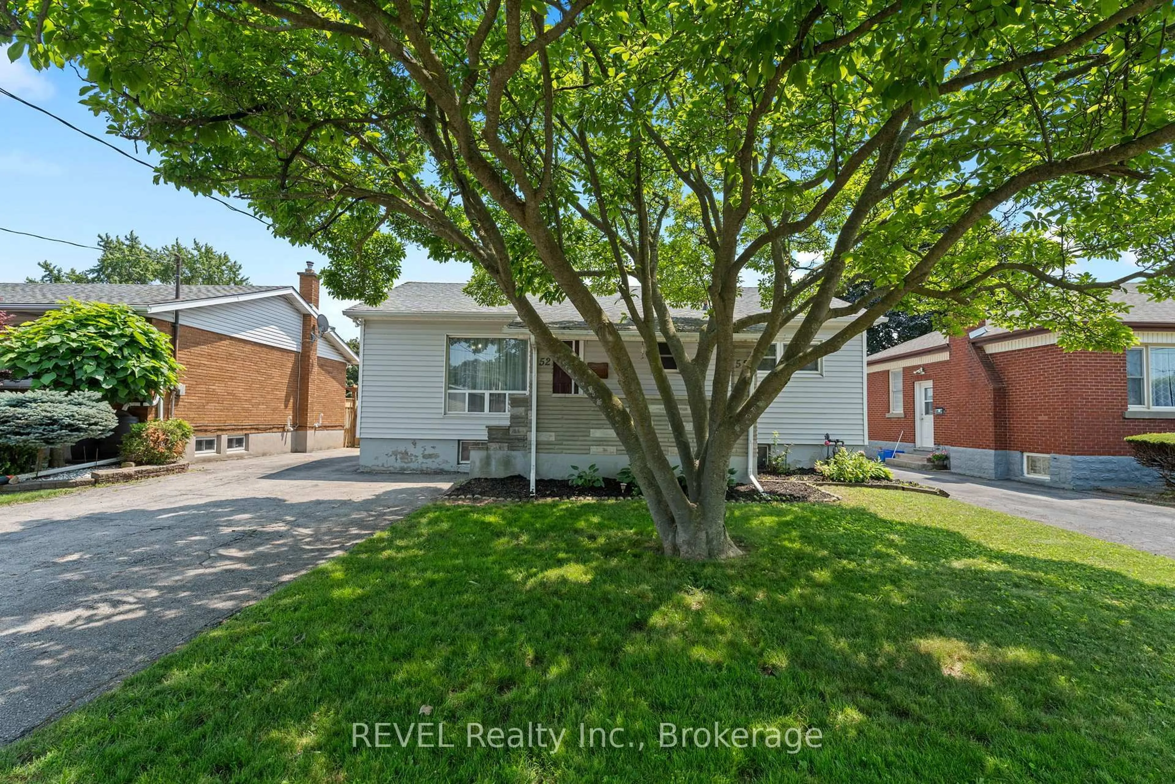 A pic from outside/outdoor area/front of a property/back of a property/a pic from drone, street for 52 Dorothy St, St. Catharines Ontario L2N 4A5