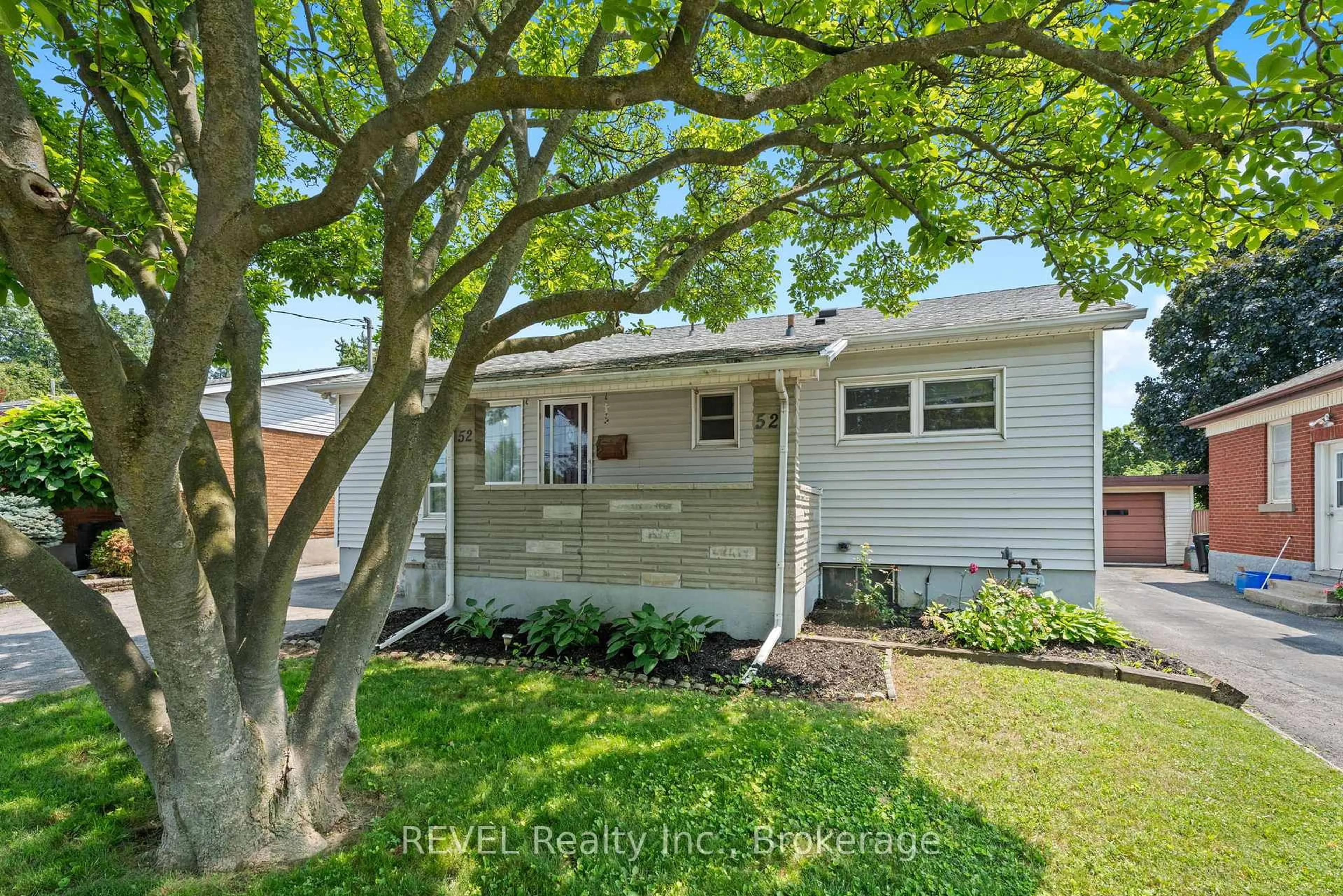 Home with vinyl exterior material, street for 52 Dorothy St, St. Catharines Ontario L2N 4A5