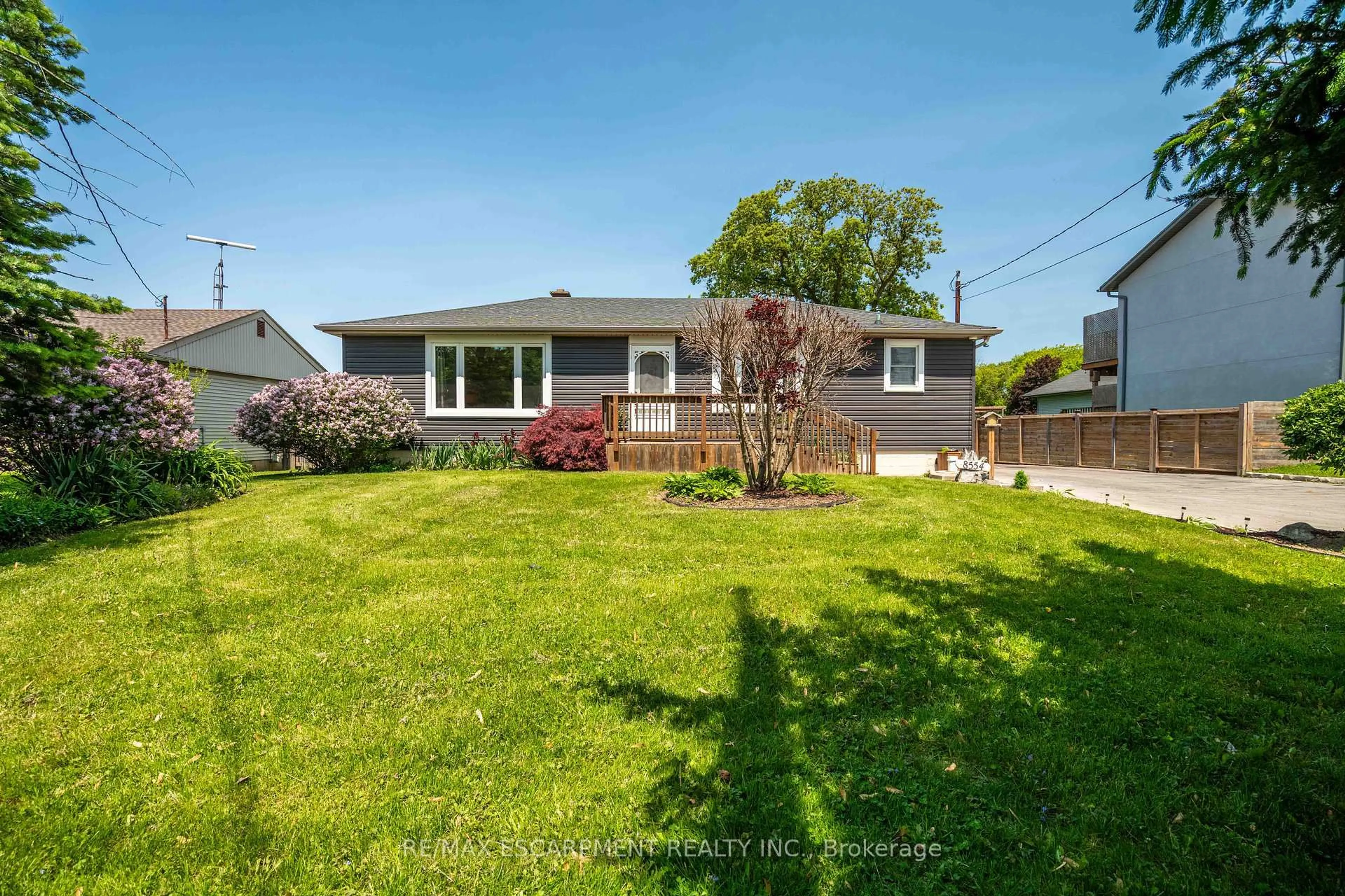 A pic from outside/outdoor area/front of a property/back of a property/a pic from drone, street for 8554 HALDIBROOK Rd, Hamilton Ontario N3W 2G8