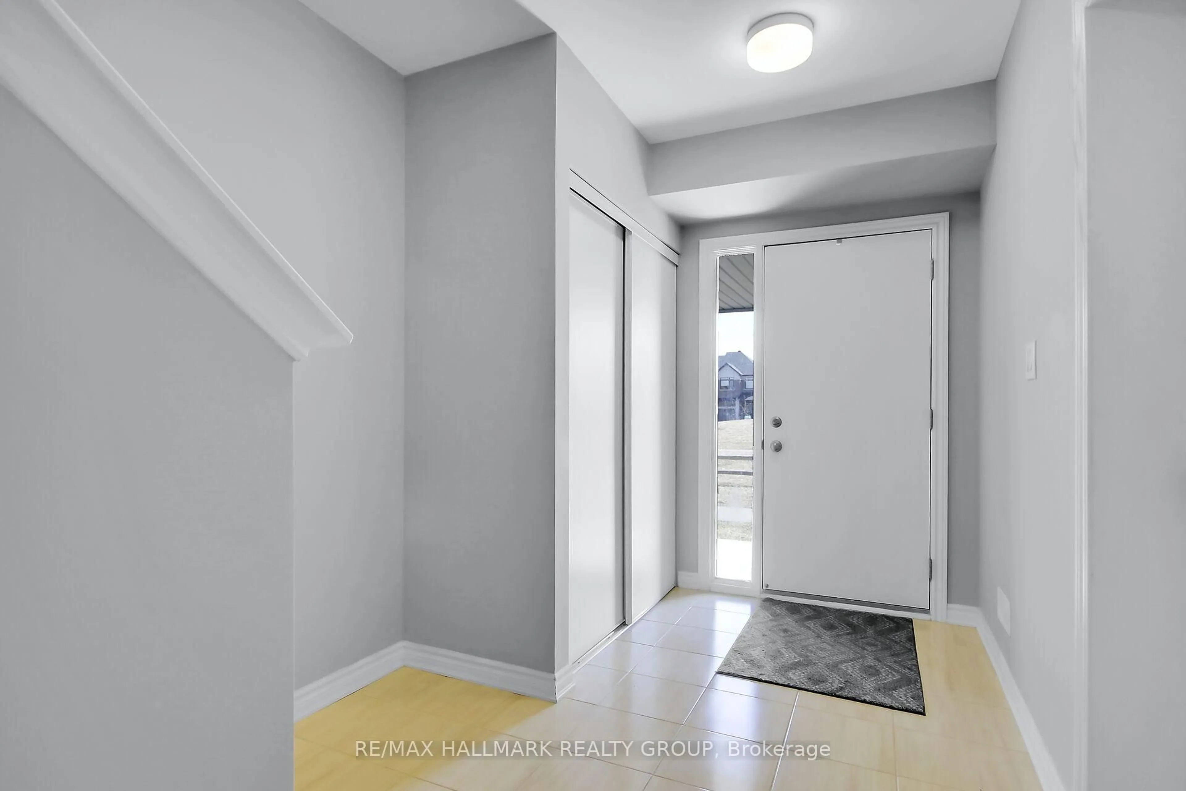 Indoor entryway for 92 Kyanite Lane, Ottawa Ontario K2J 7B4