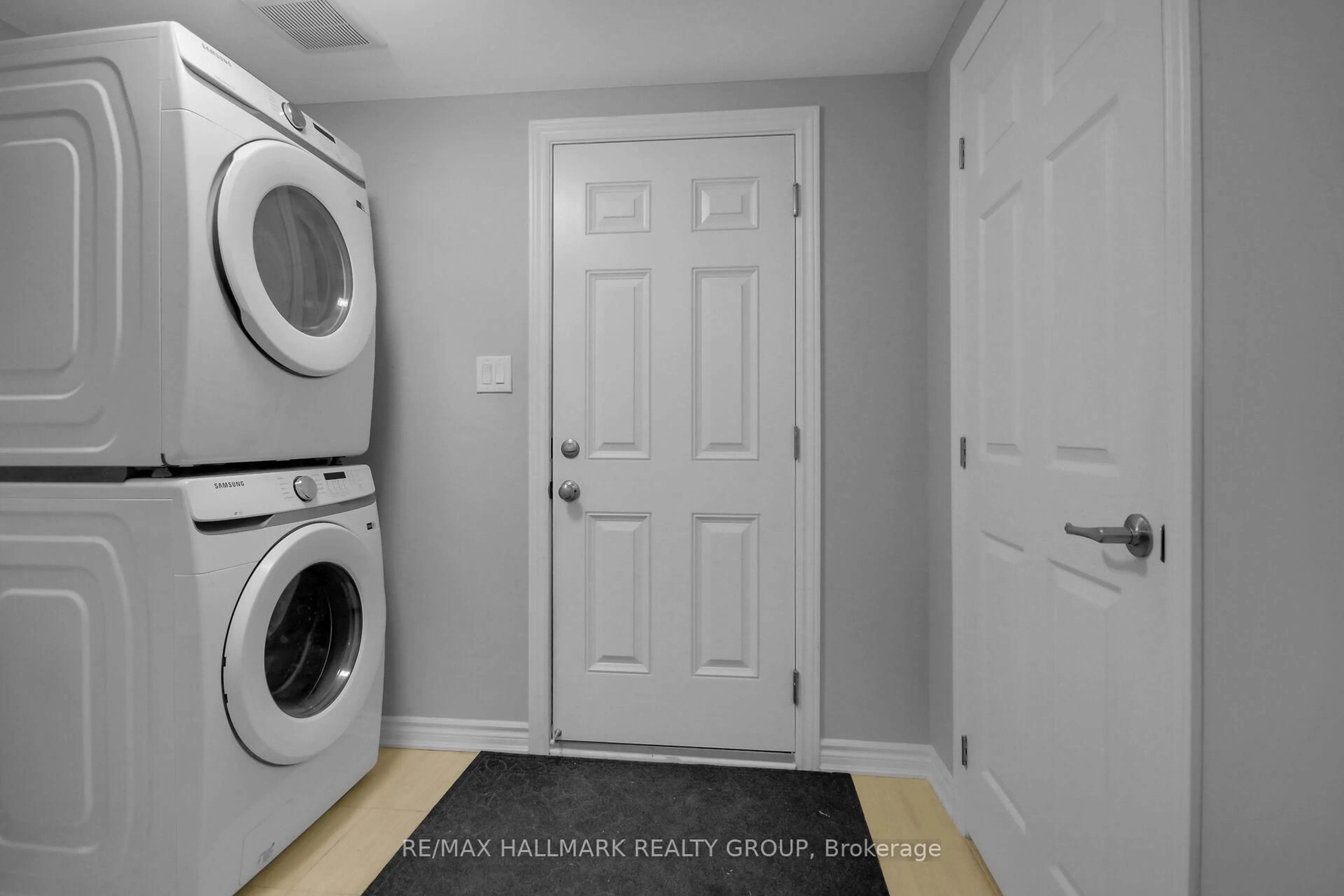 Laundry room for 92 Kyanite Lane, Ottawa Ontario K2J 7B4