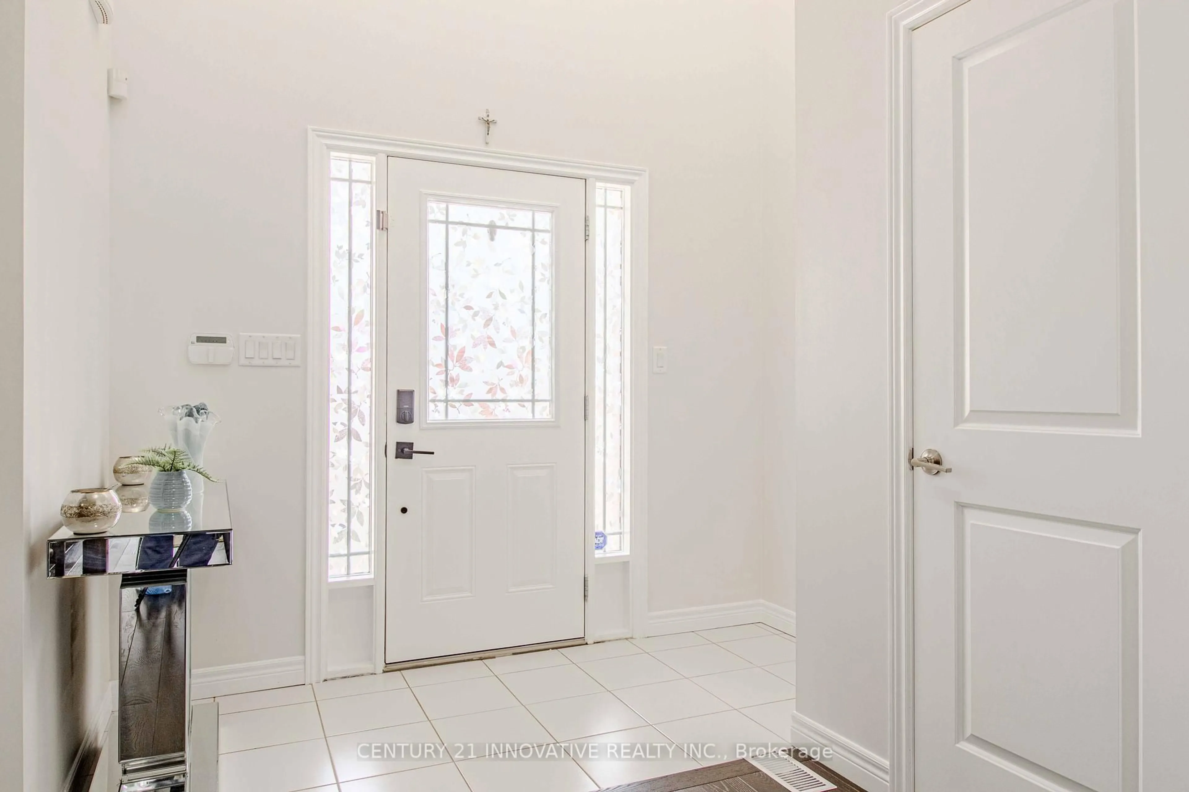 Indoor entryway for 151 Royal Winter Dr, Hamilton Ontario L0R 1C0