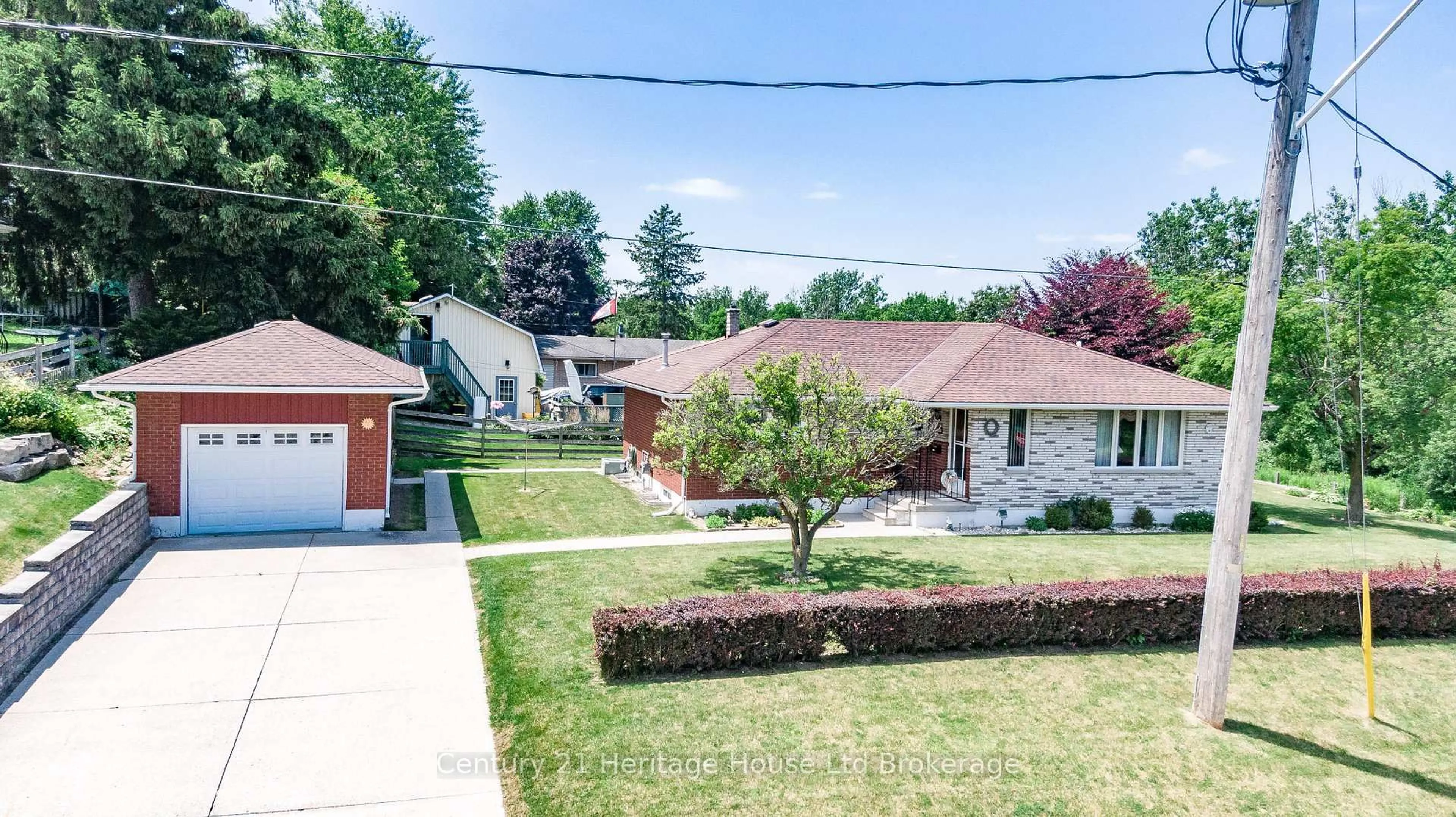 A pic from outside/outdoor area/front of a property/back of a property/a pic from drone, street for 559 Lee Ave, Woodstock Ontario N4S 6Y4