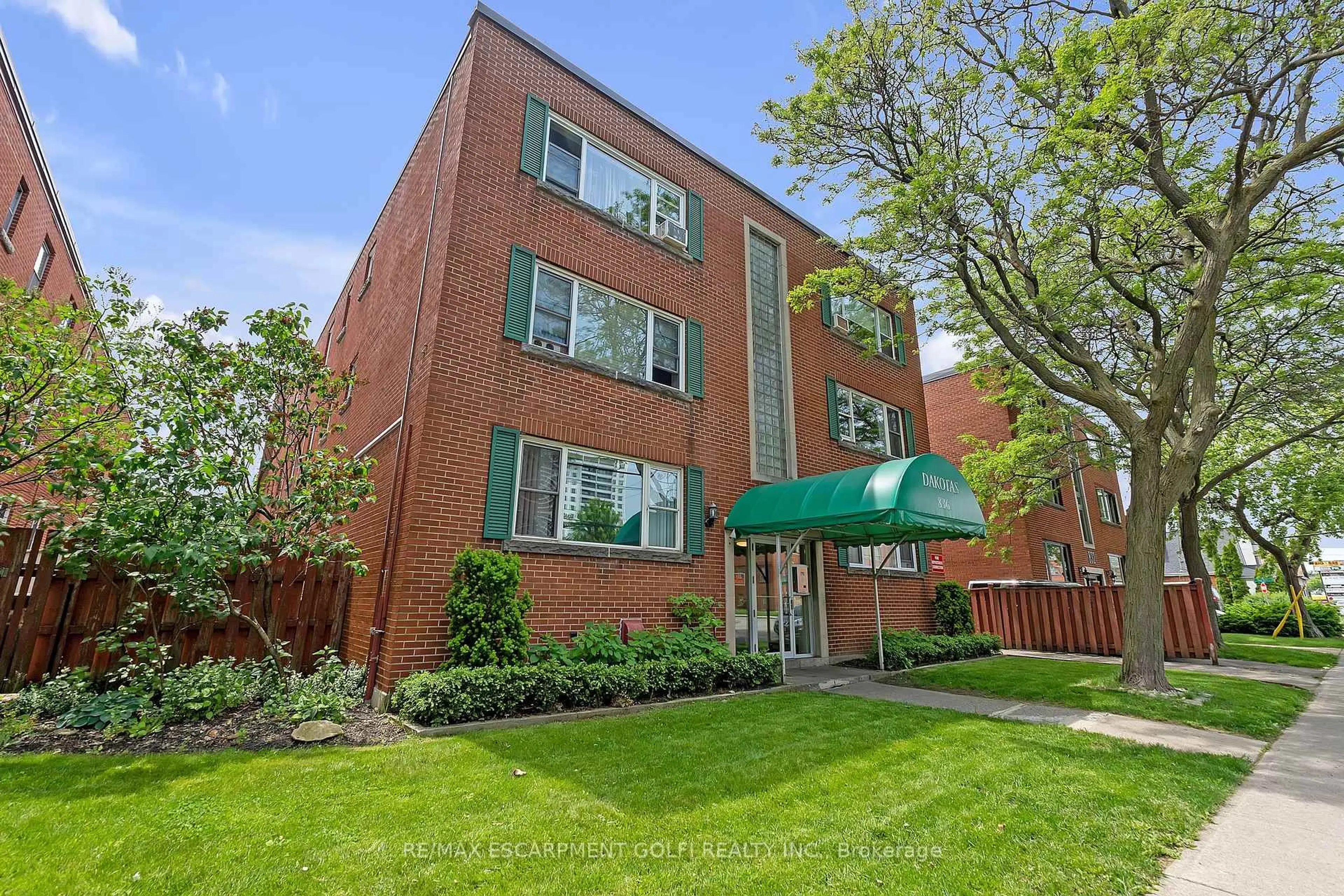 Home with brick exterior material, building for 836 Concession St #309, Hamilton Ontario L8V 1E2