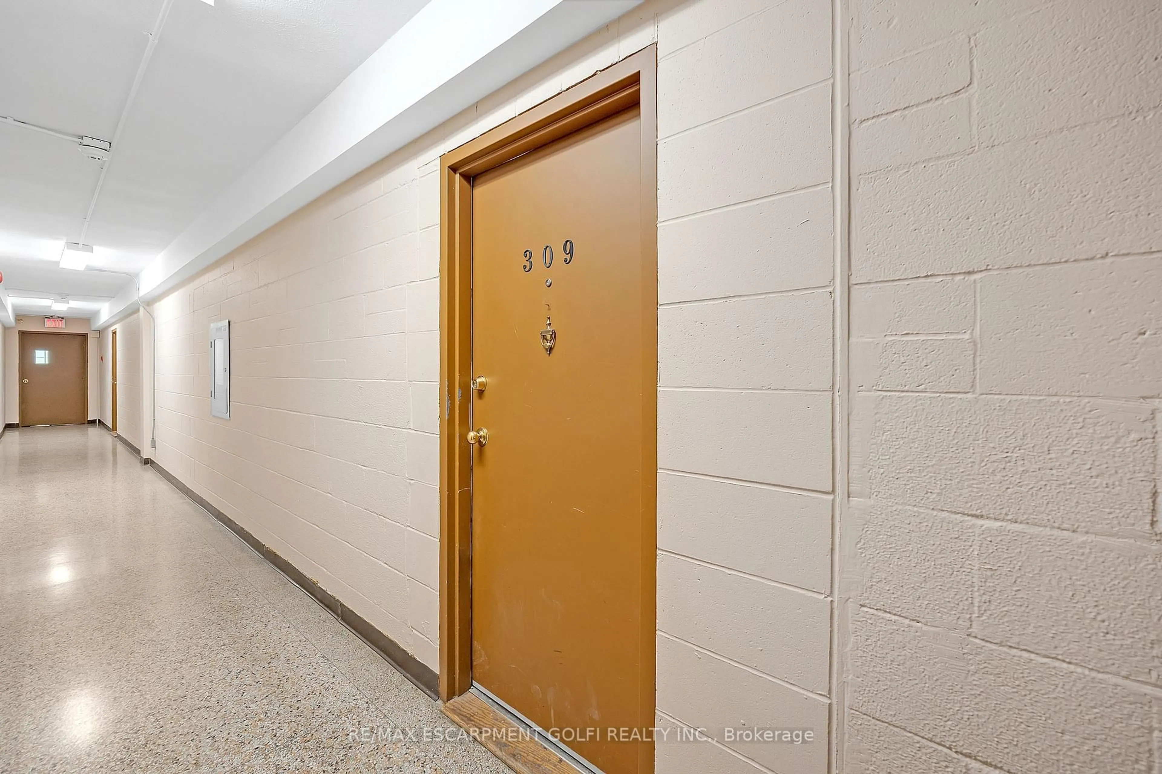 Indoor foyer for 836 Concession St #309, Hamilton Ontario L8V 1E2