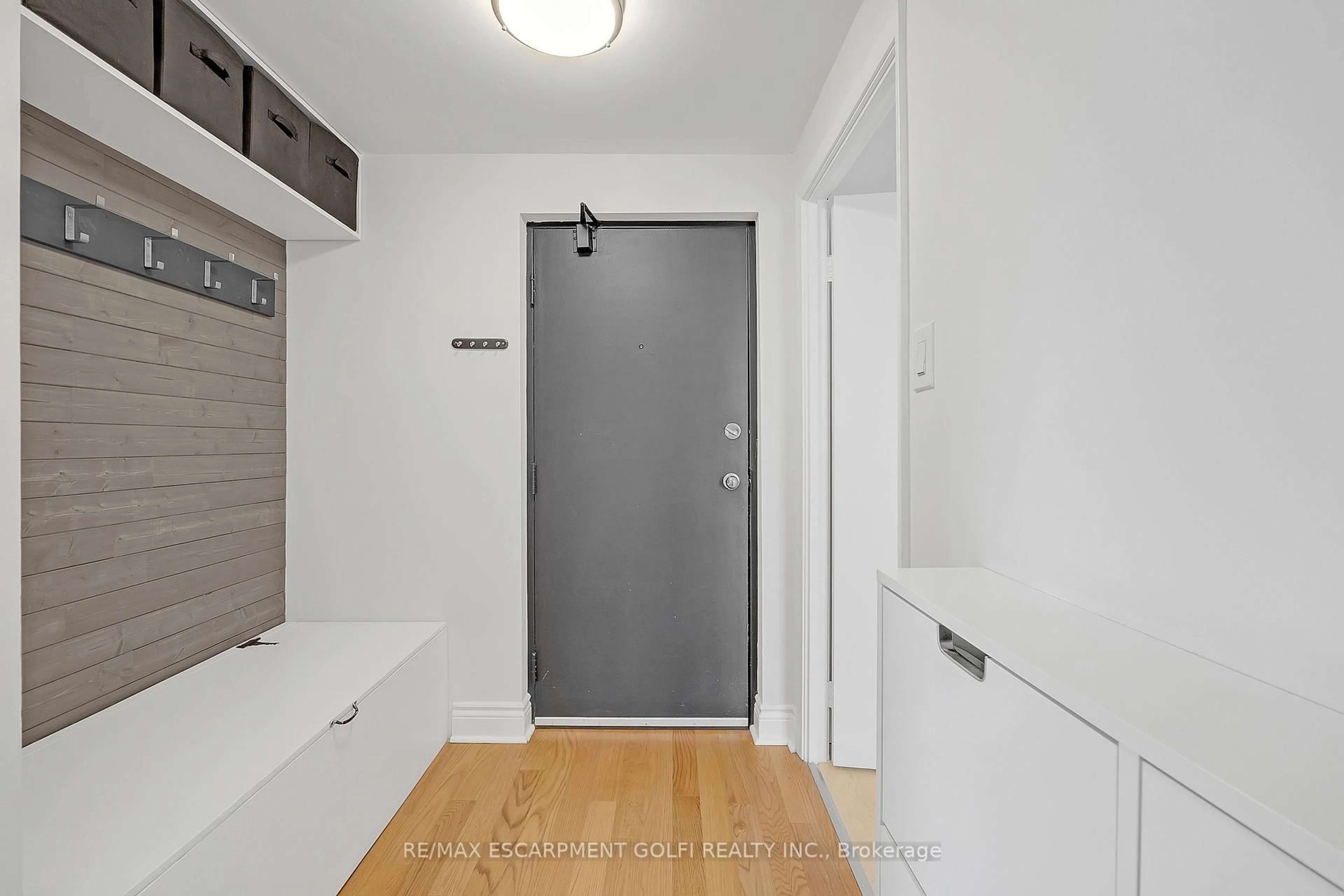 Indoor entryway for 836 Concession St #309, Hamilton Ontario L8V 1E2