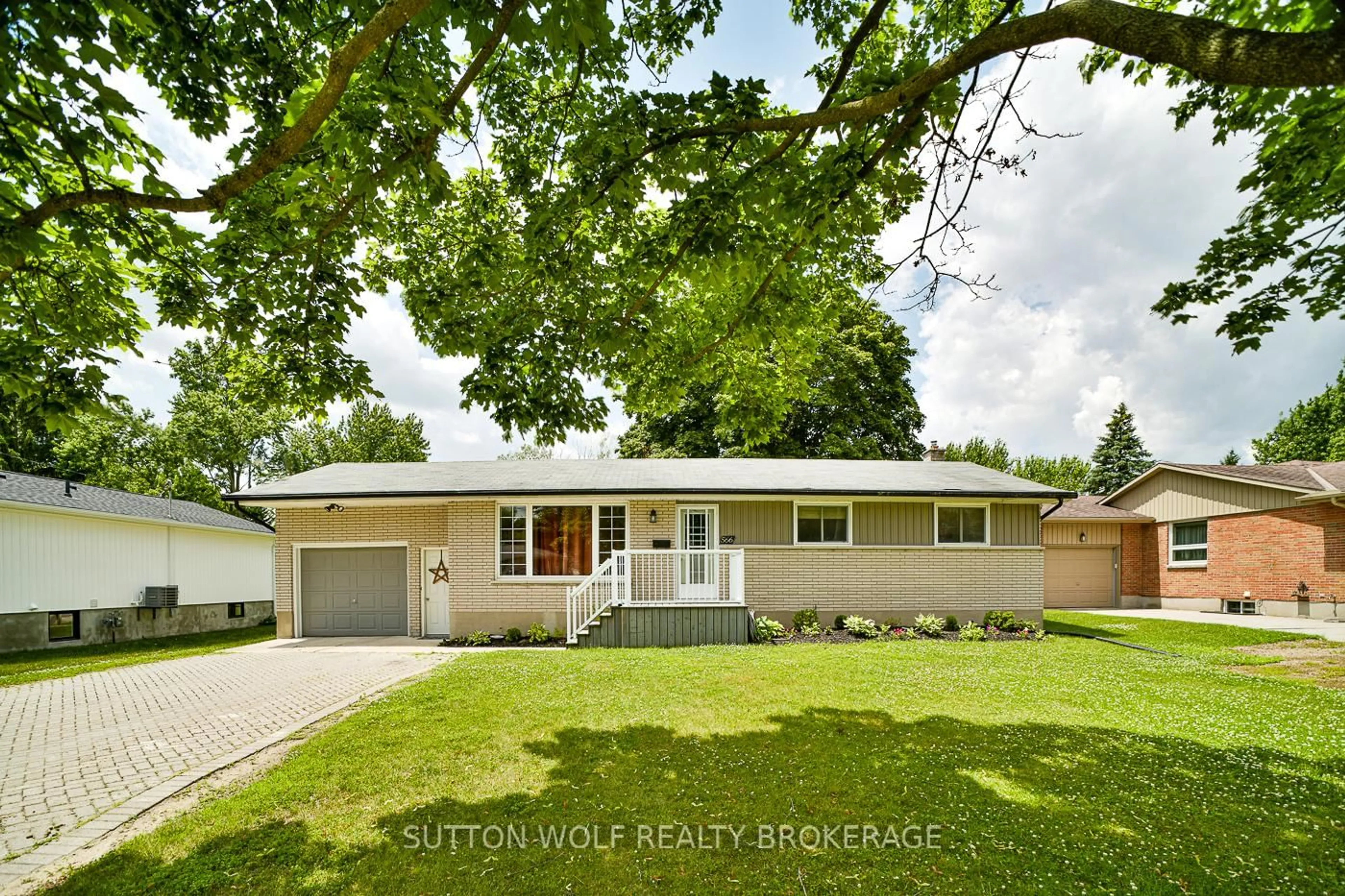Home with vinyl exterior material, street for 566 Dewan St, Strathroy-Caradoc Ontario N7G 3C7