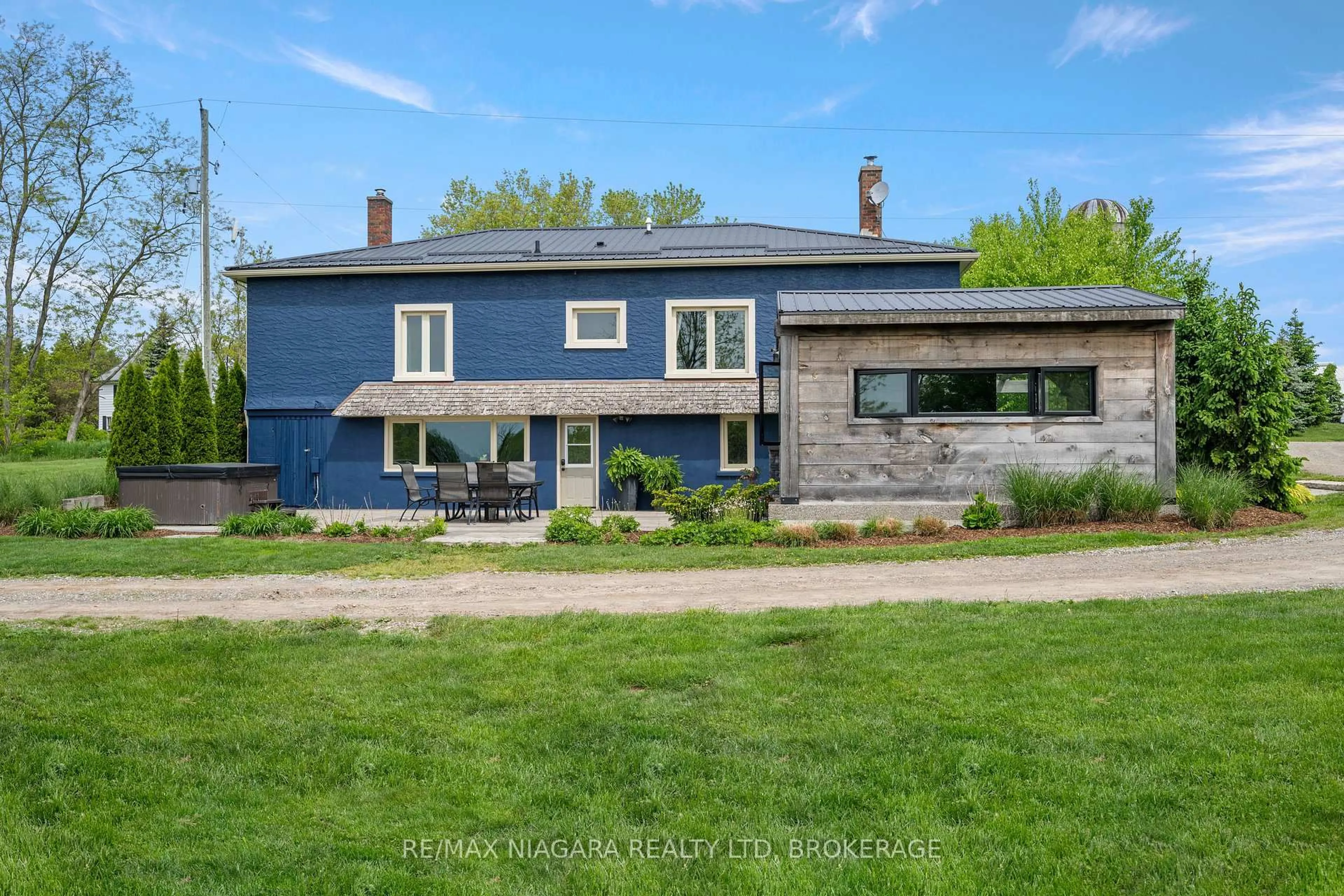 Home with brick exterior material, street for 2636 Merrittville Highway, Thorold Ontario L0S 1E6