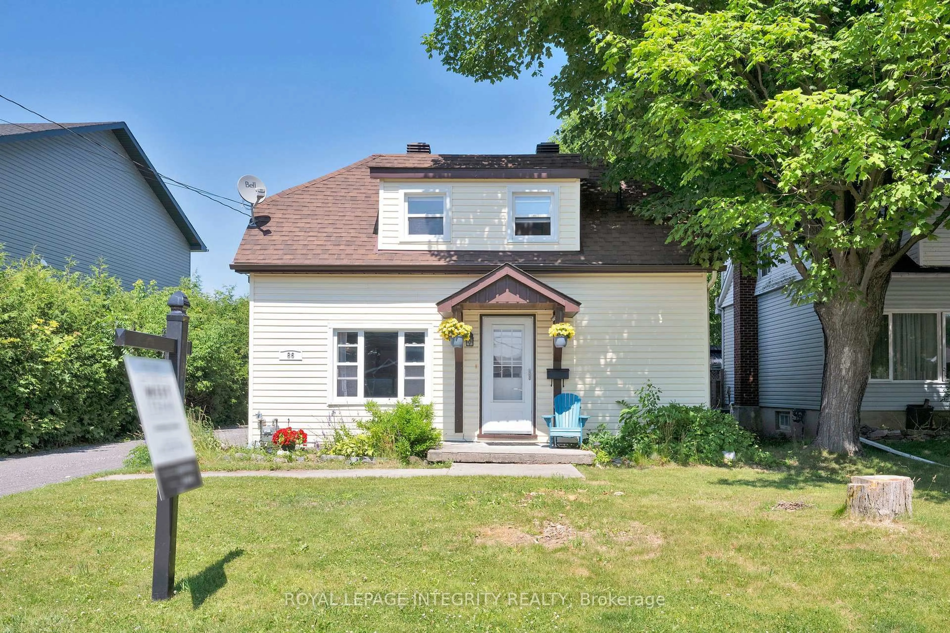 A pic from outside/outdoor area/front of a property/back of a property/a pic from drone, street for 86 Charles St, Arnprior Ontario K7S 1A7