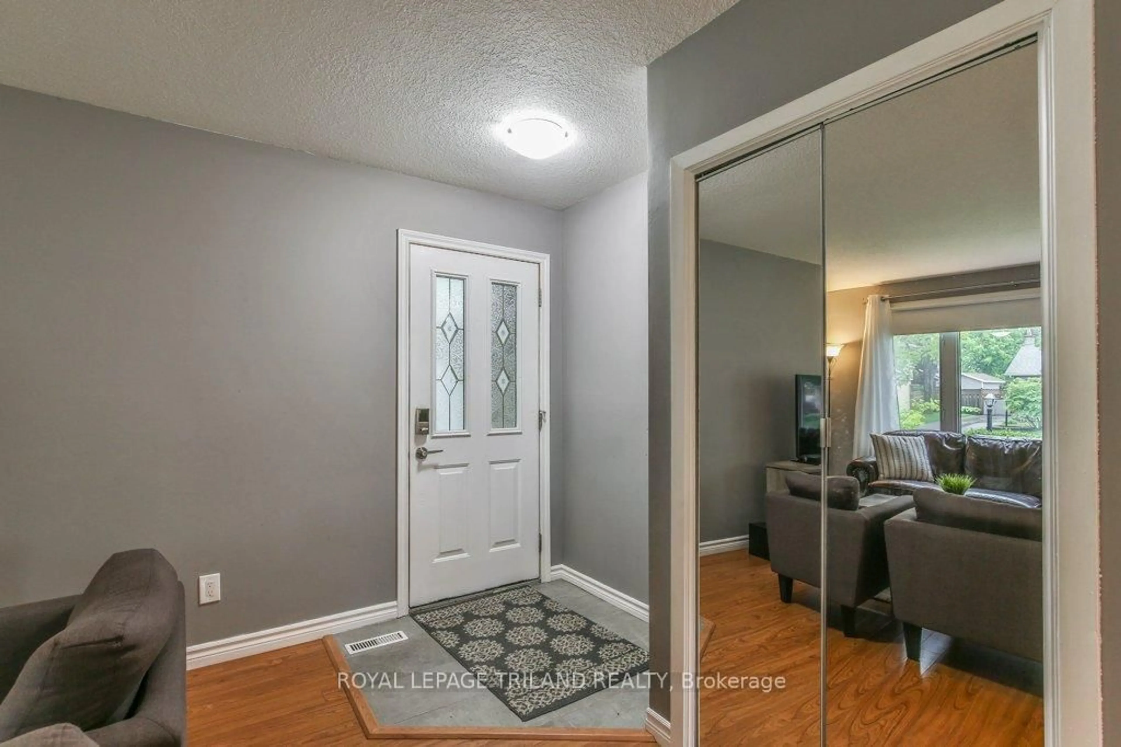 Indoor entryway for 44 TWEED Cres, London North Ontario N5X 1Z4