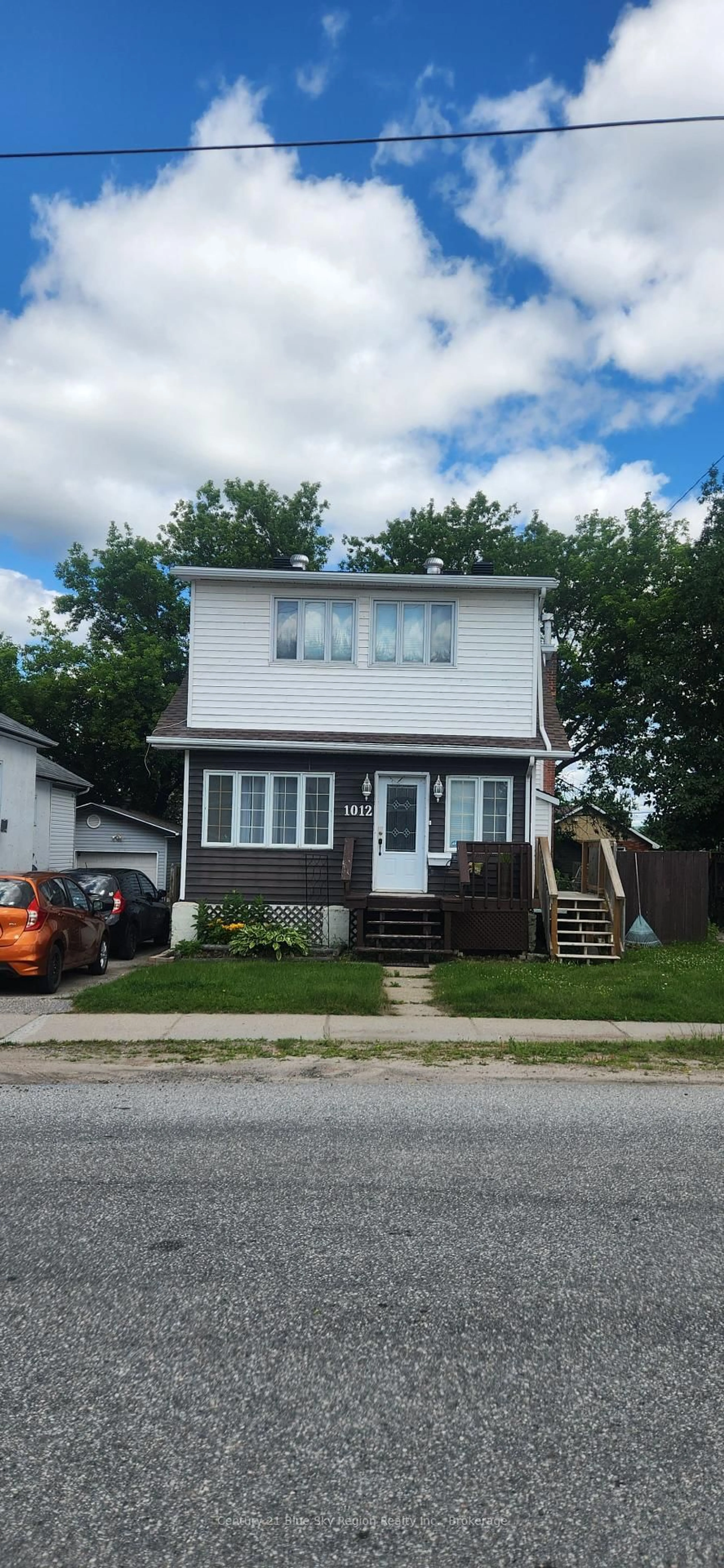 Home with vinyl exterior material, street for 1012 Maher St, North Bay Ontario P1B 2L7