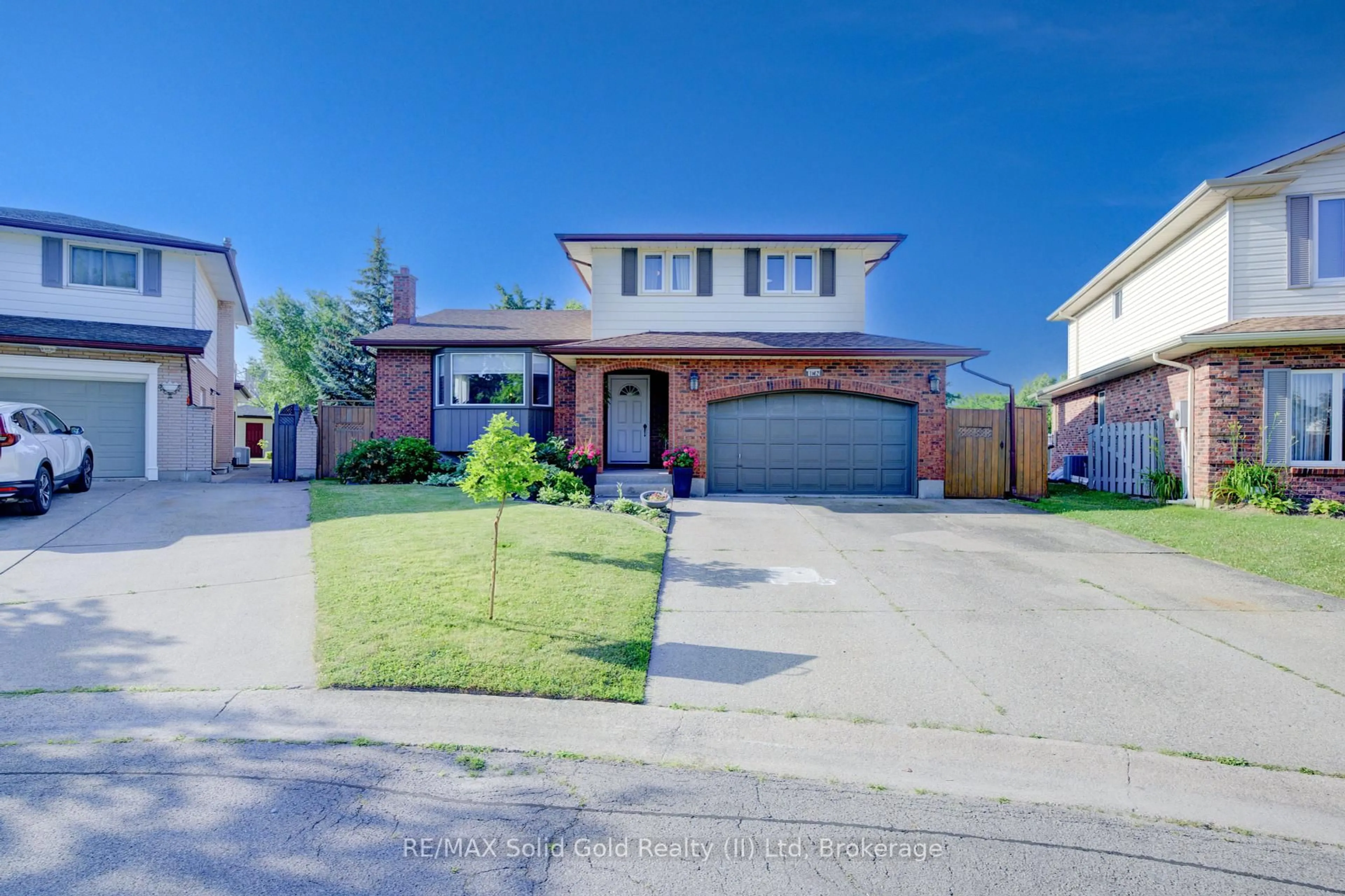 Home with brick exterior material, street for 10 Winfield Crt, St. Catharines Ontario L2M 7K6