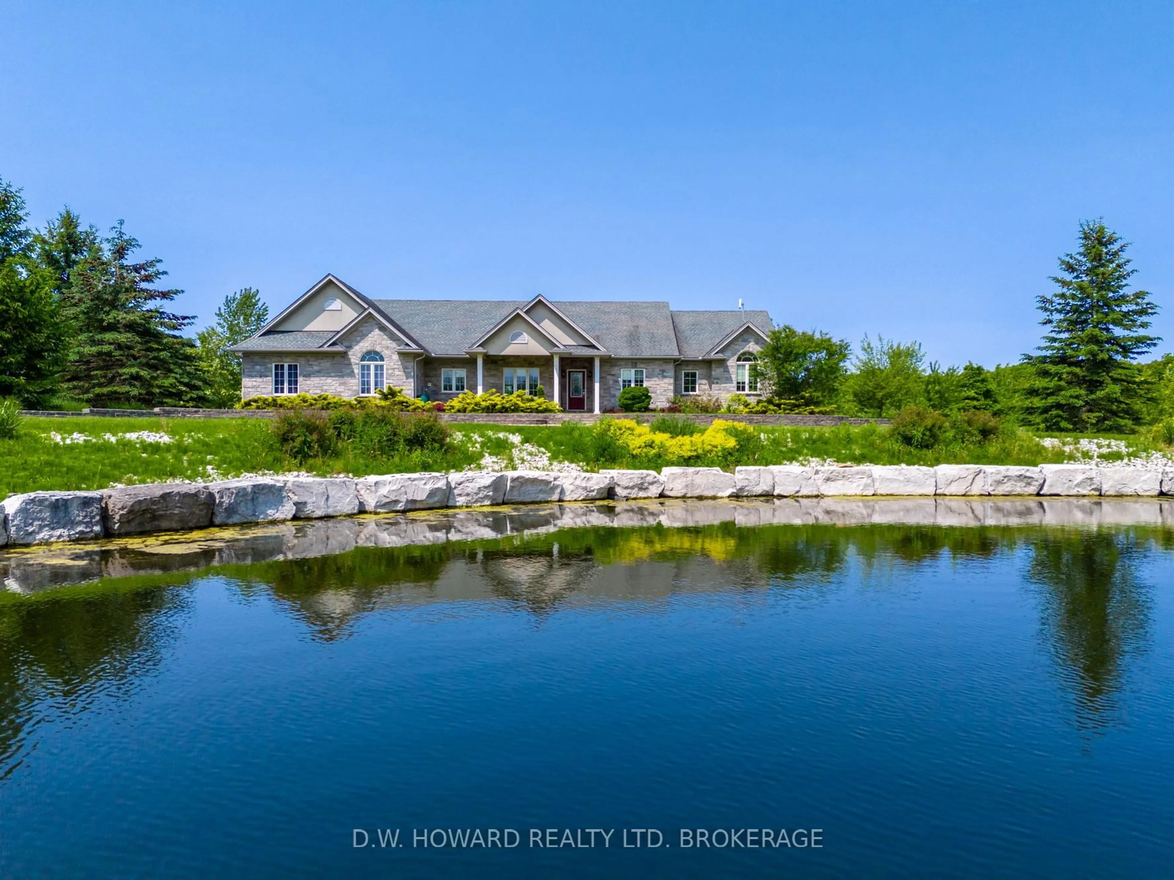 A pic from outside/outdoor area/front of a property/back of a property/a pic from drone, water/lake/river/ocean view for 13853 Montrose Rd, Niagara Falls Ontario L3B 5N1