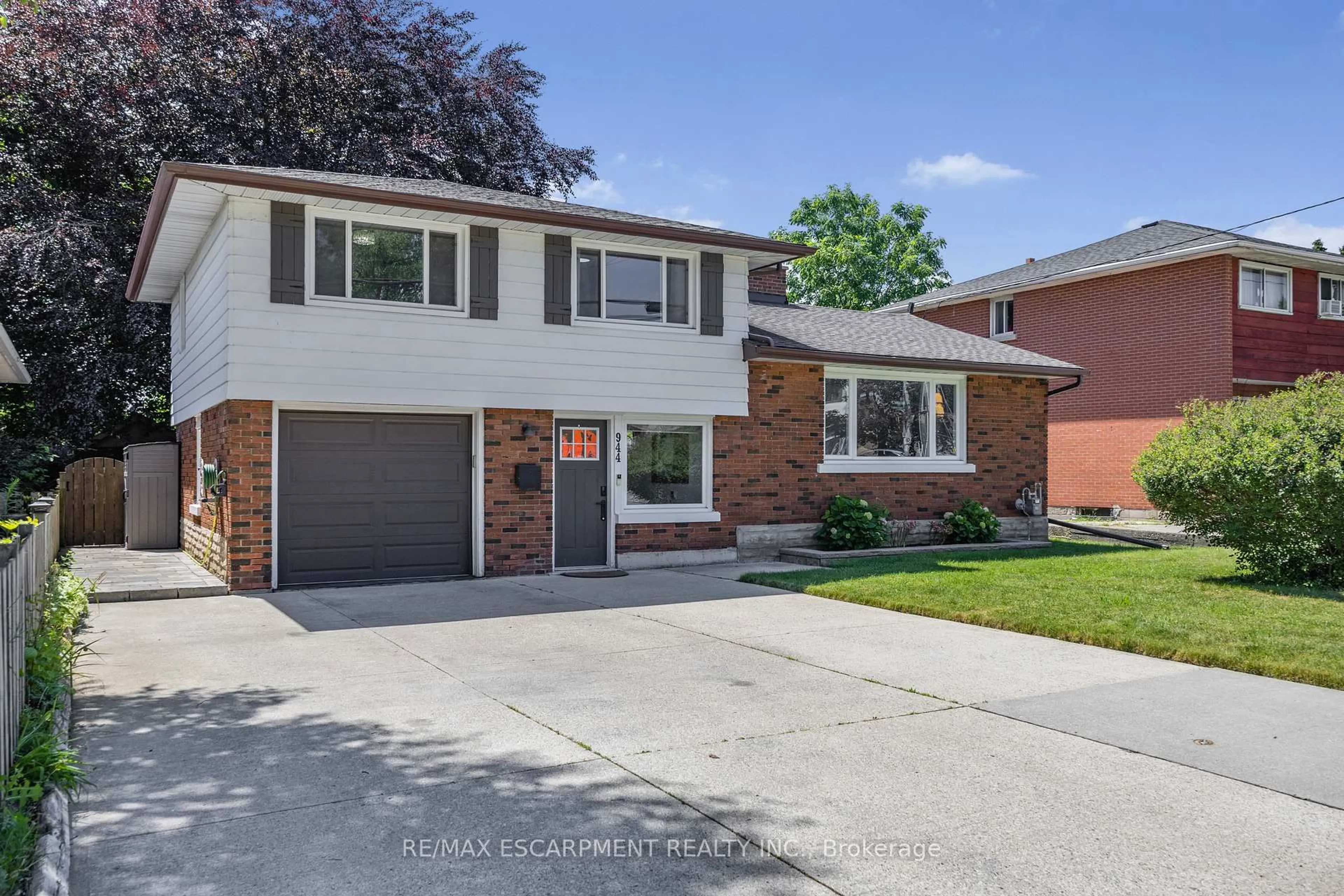 Home with brick exterior material, street for 944 Concession Rd, Cambridge Ontario N3H 4L6