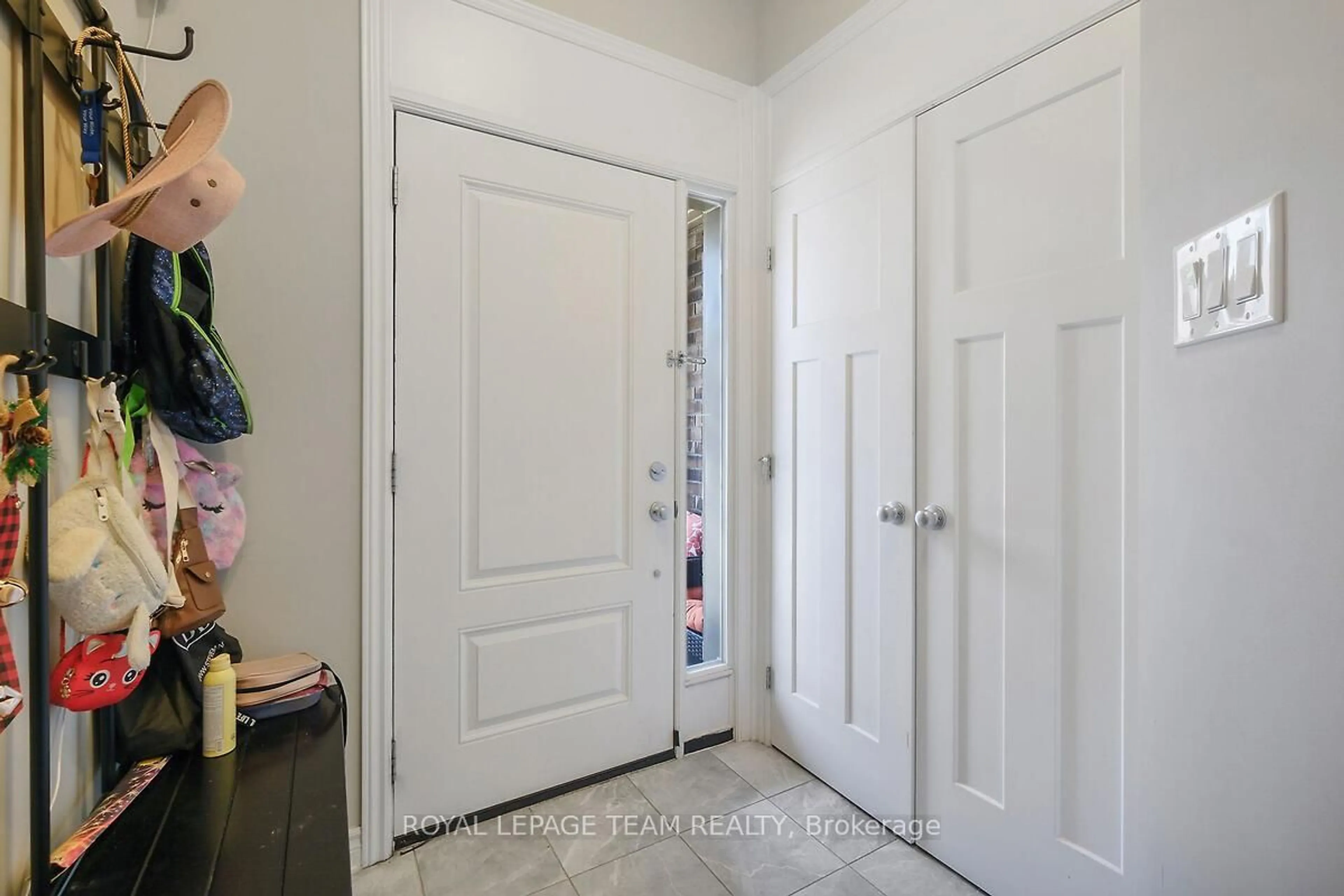 Indoor entryway for 253 Fergus Cres, Ottawa Ontario K2J 3L7