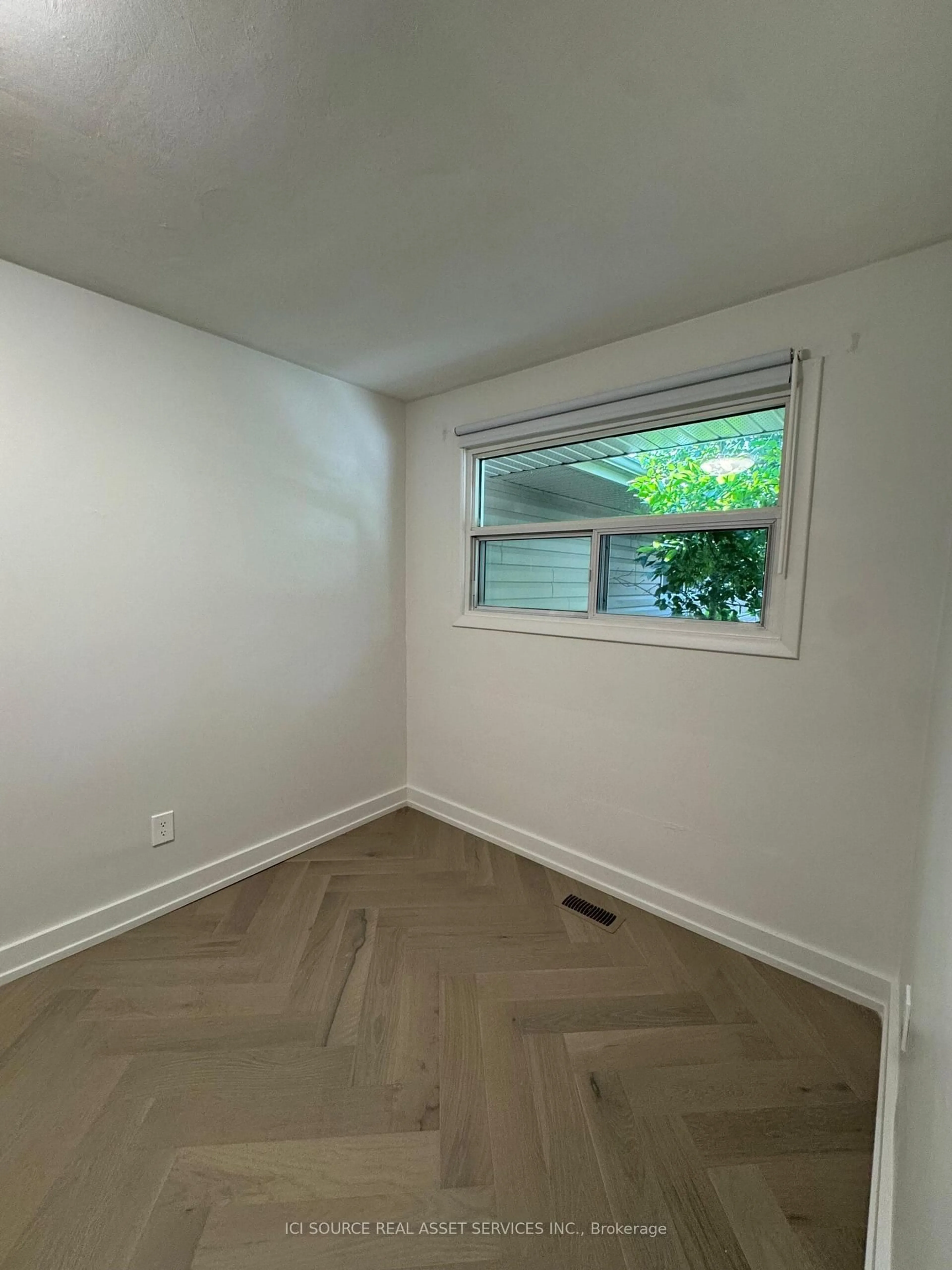 A pic of a room for 914 Mohawk Rd #10, Hamilton Ontario L8T 2R8