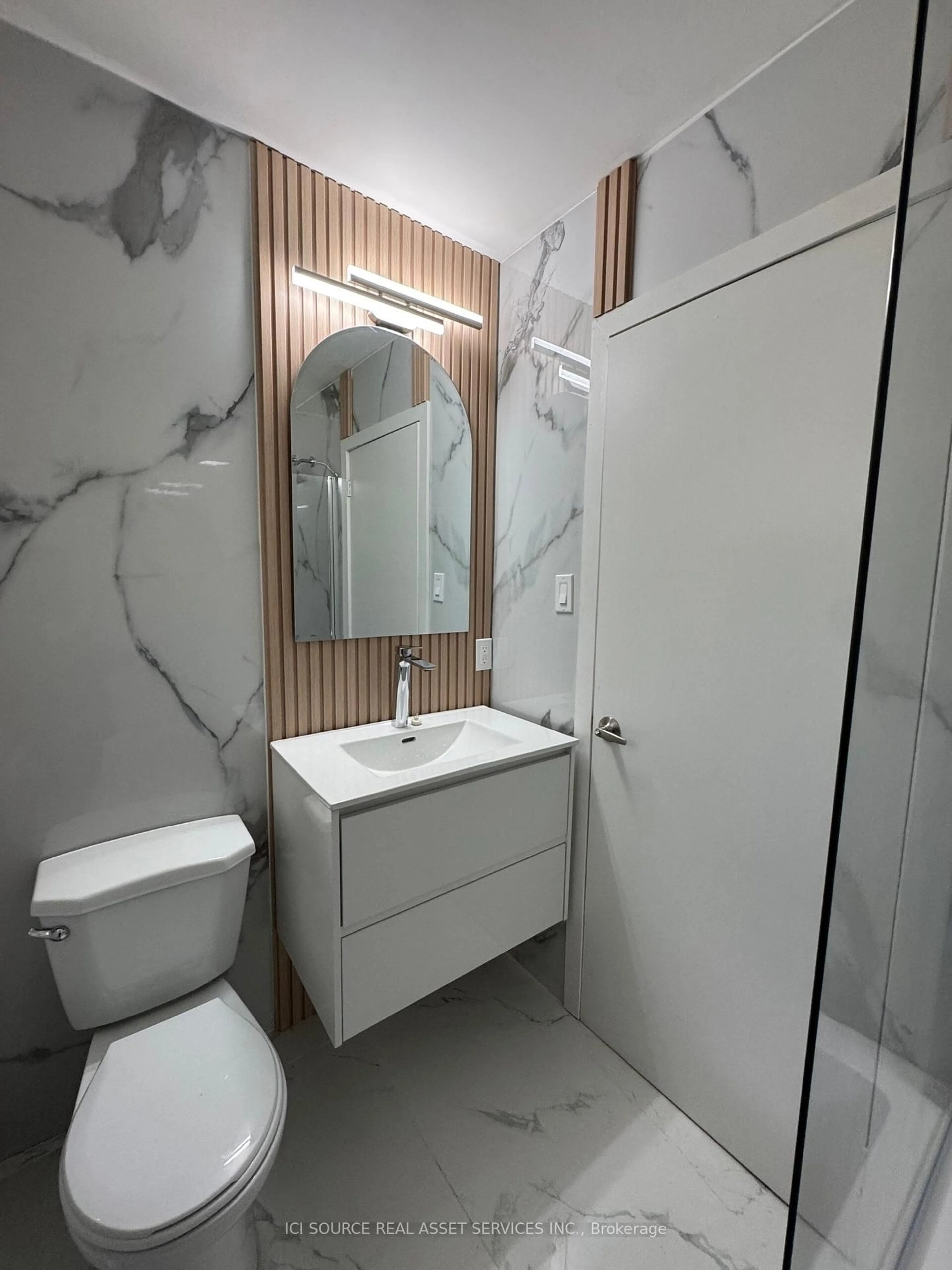 Standard bathroom, ceramic/tile floor for 914 Mohawk Rd #10, Hamilton Ontario L8T 2R8