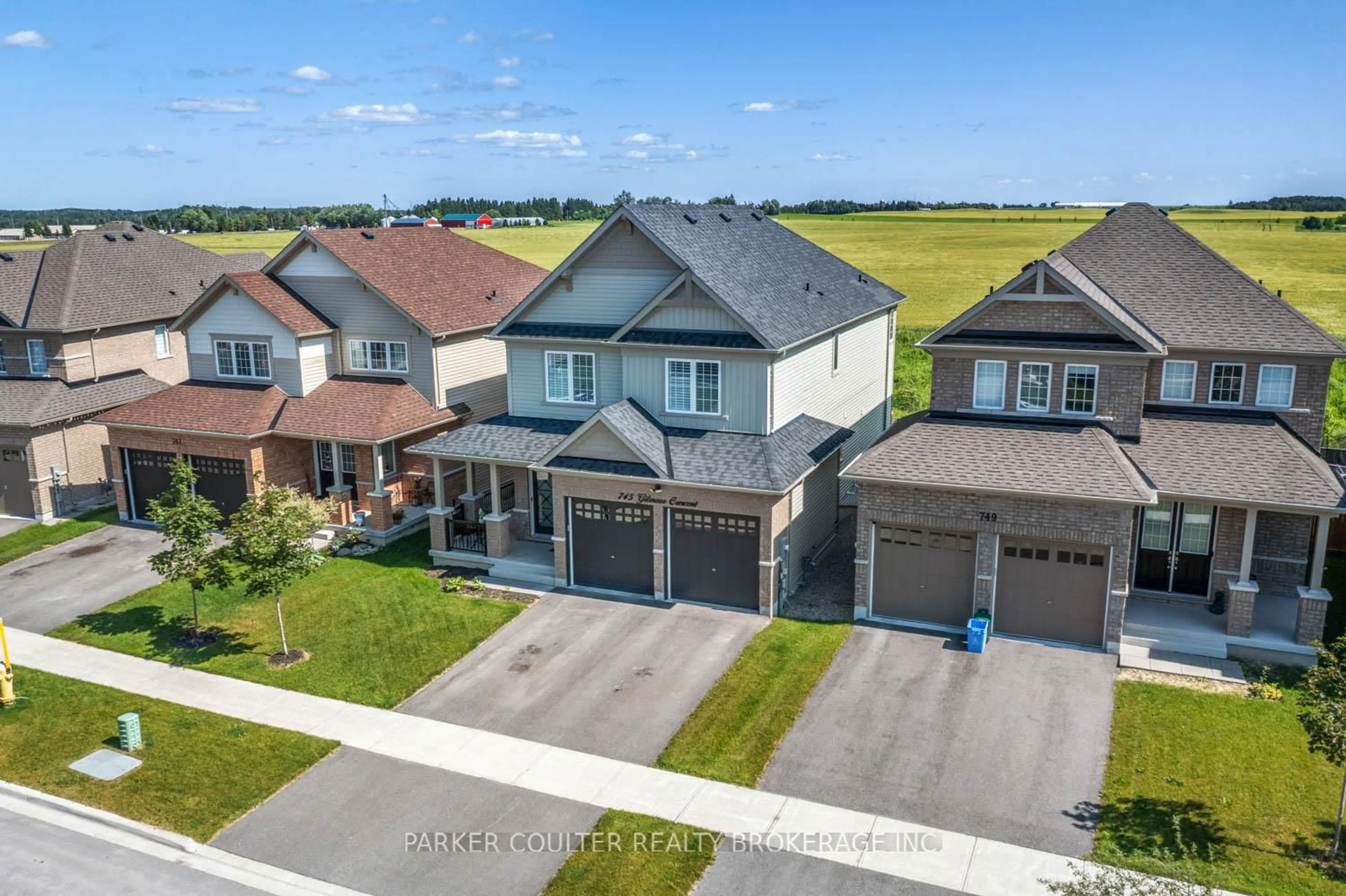 A pic from outside/outdoor area/front of a property/back of a property/a pic from drone, street for 745 Gilmour Cres, Shelburne Ontario L9V 3X3