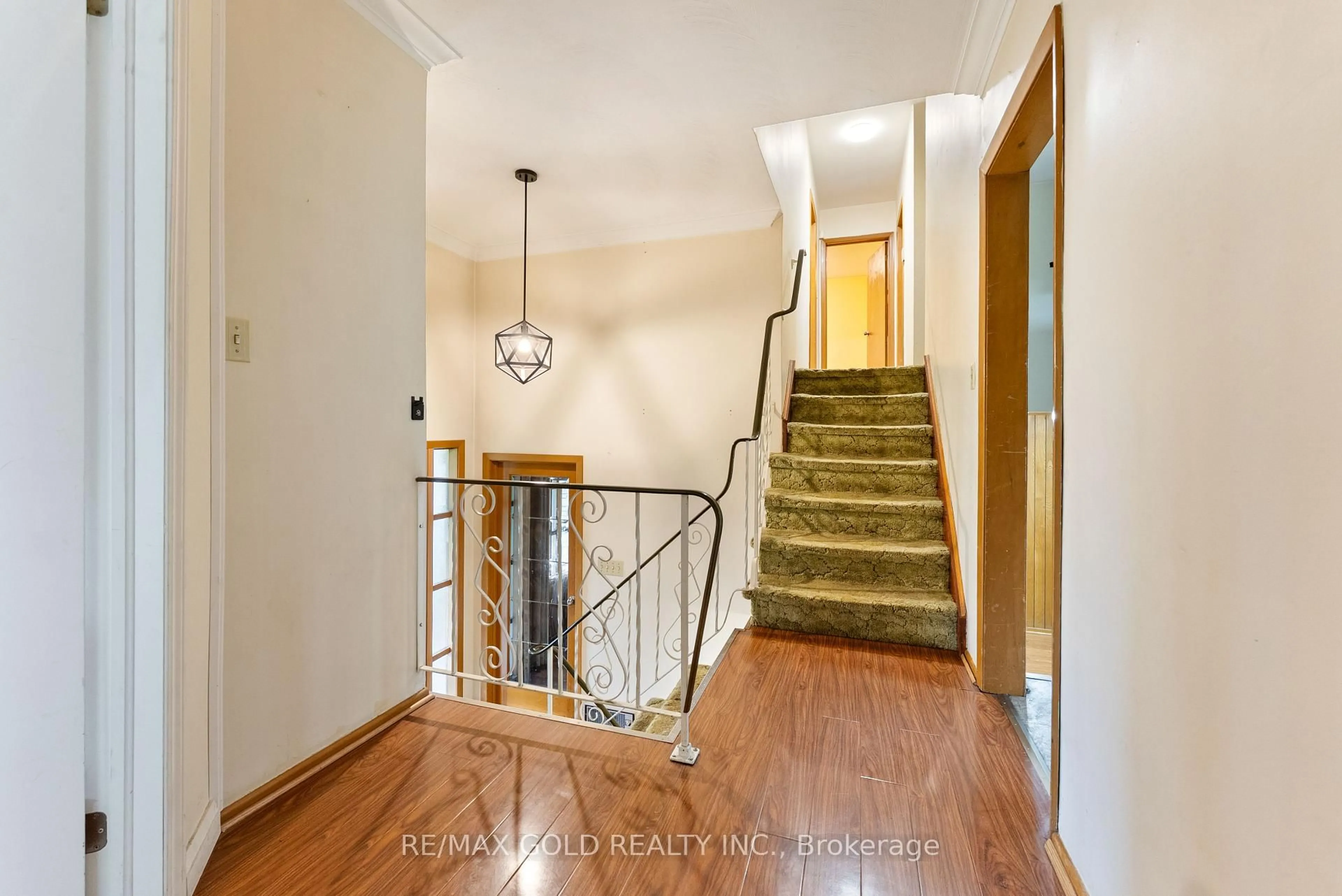 Indoor foyer for 39 Lemoine St, Belleville Ontario K8P 4G8