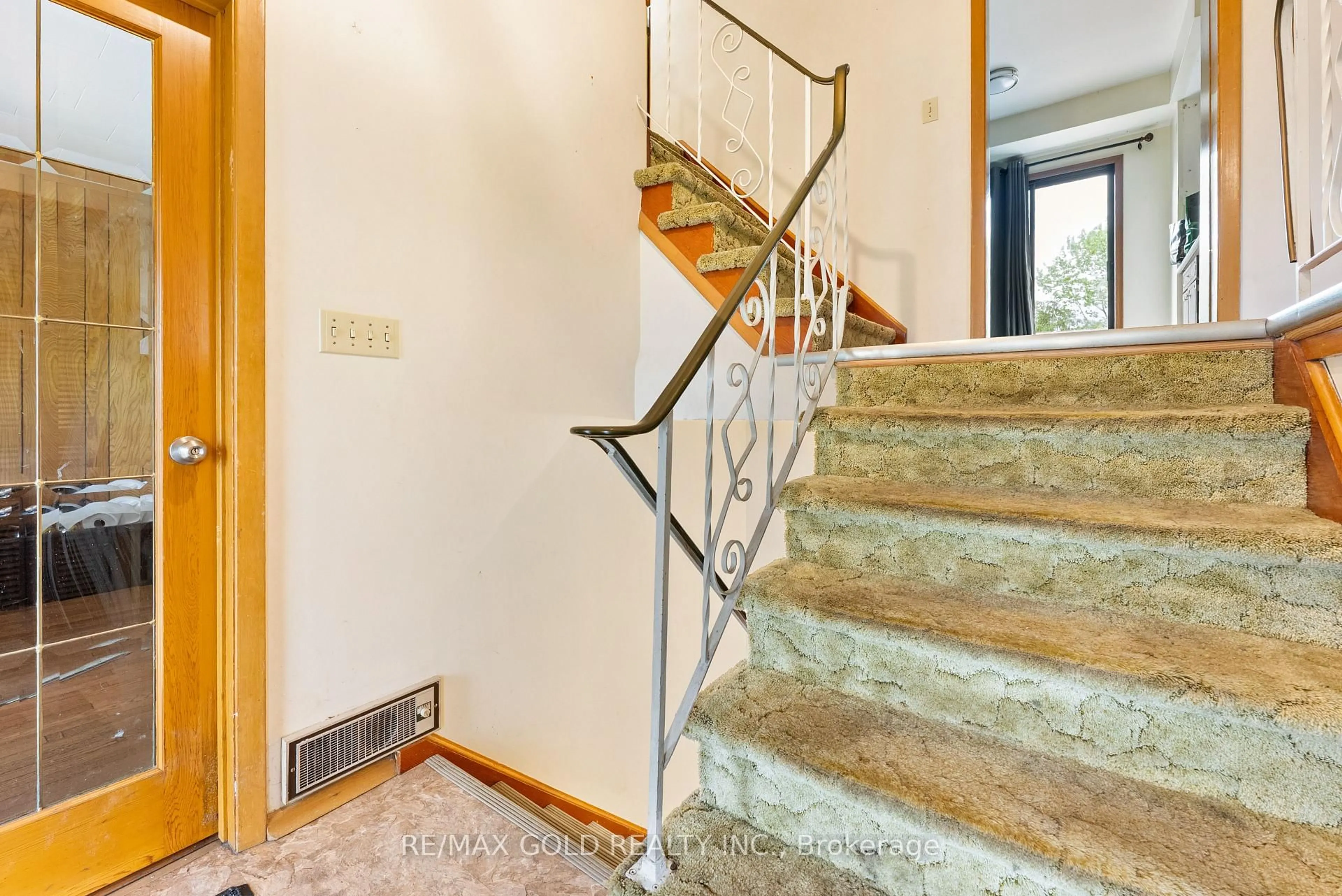 Stairs for 39 Lemoine St, Belleville Ontario K8P 4G8
