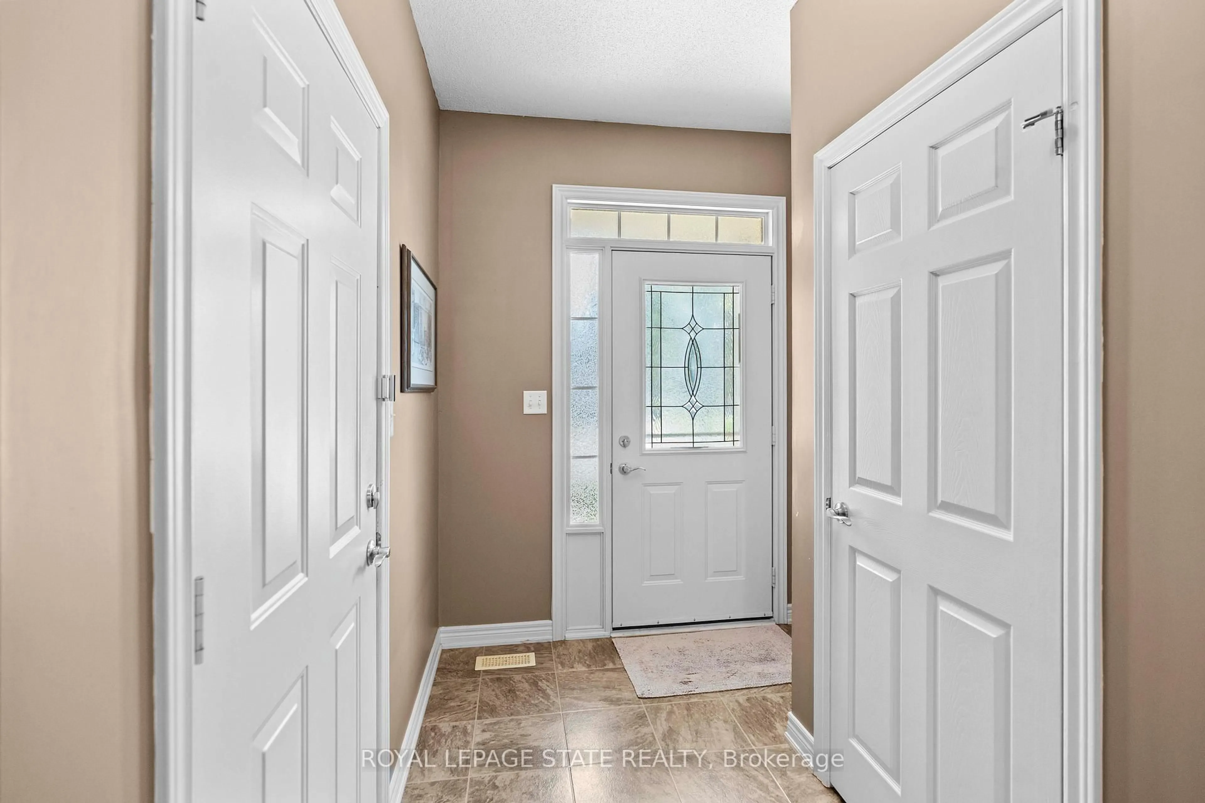 Indoor entryway for 36 Twentyplace Blvd, Hamilton Ontario L0R 1W0