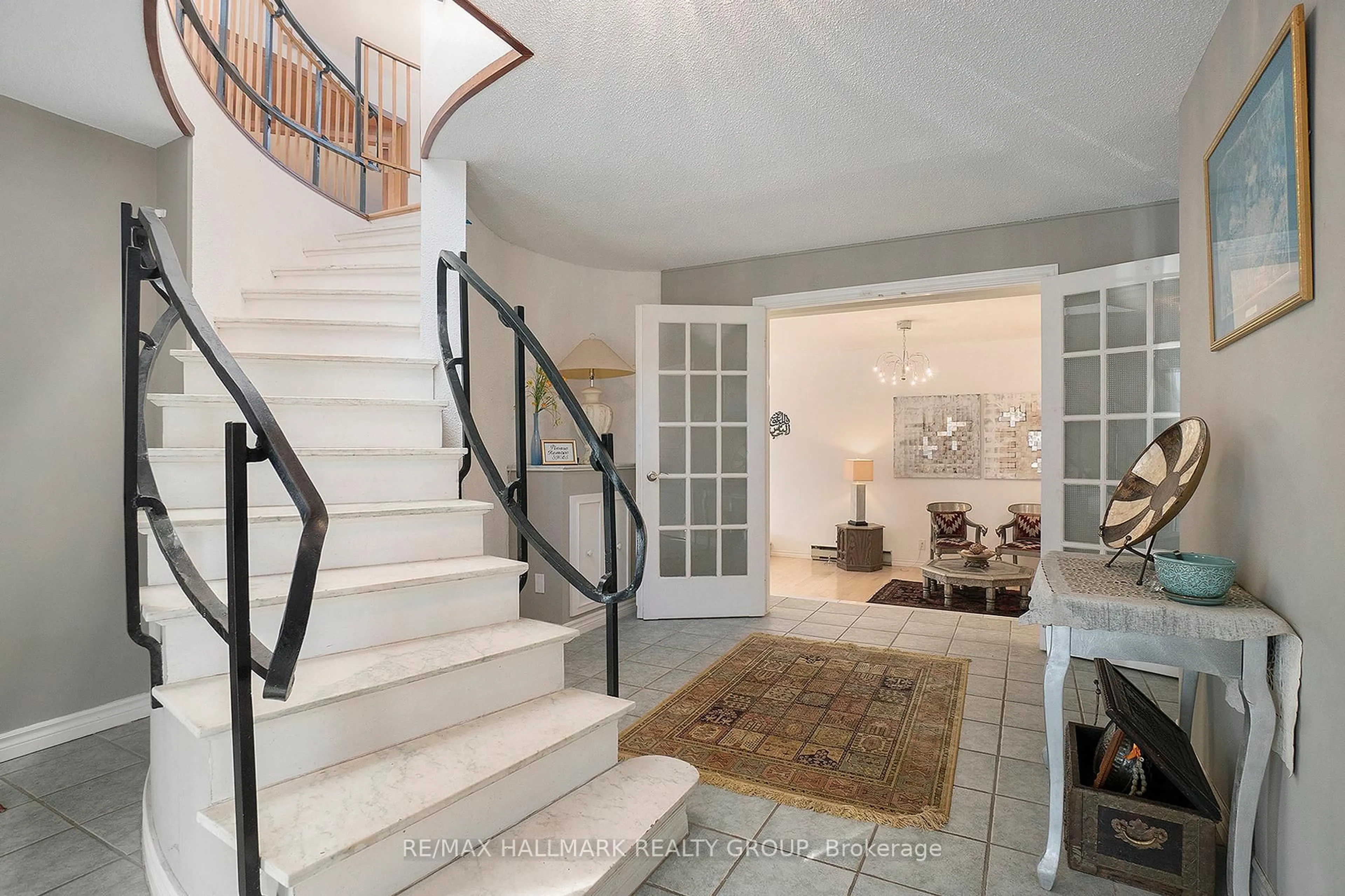 Indoor entryway for 1053 Chelsea Dr, Ottawa Ontario K1K 0M7