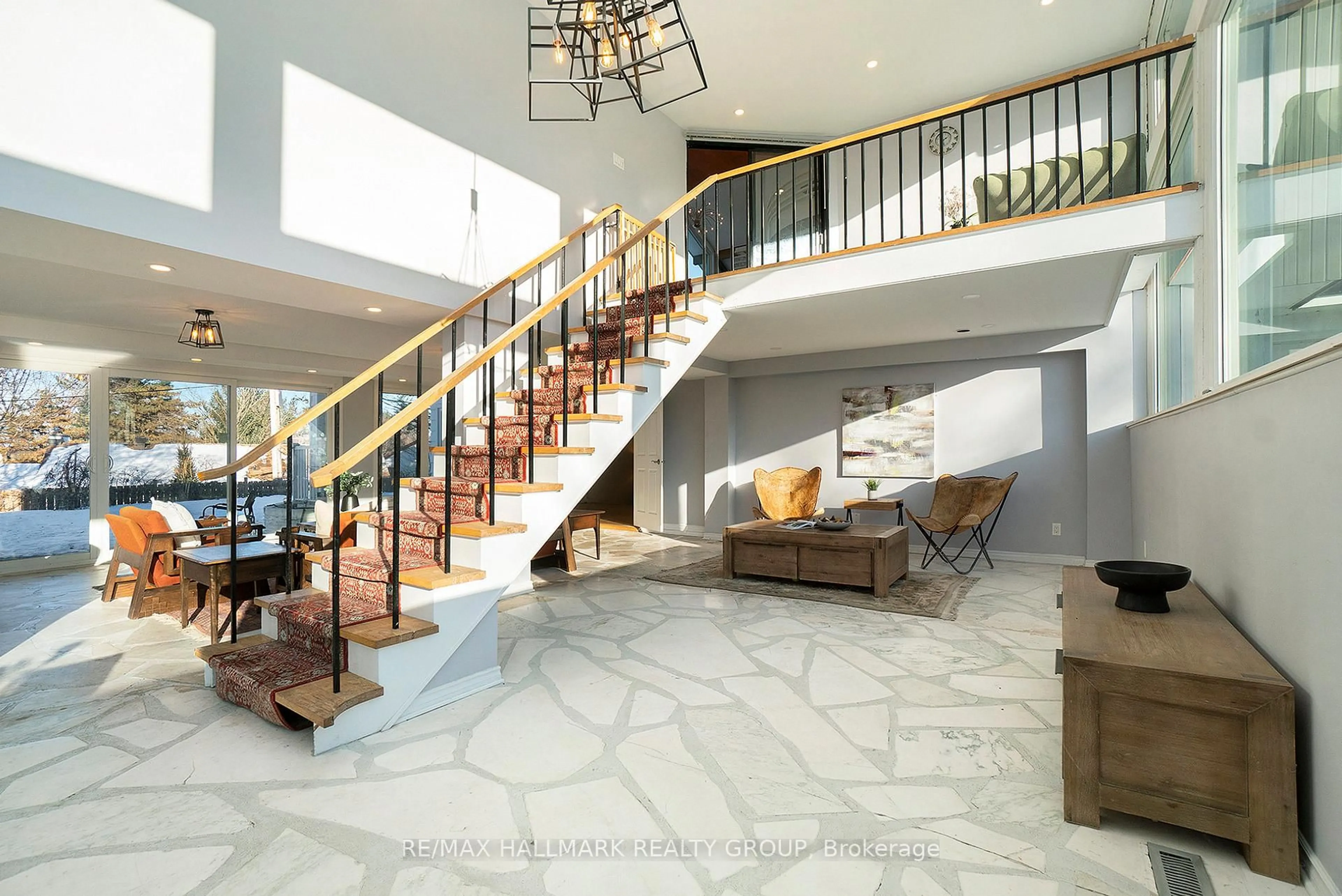Indoor foyer for 1053 Chelsea Dr, Ottawa Ontario K1K 0M7