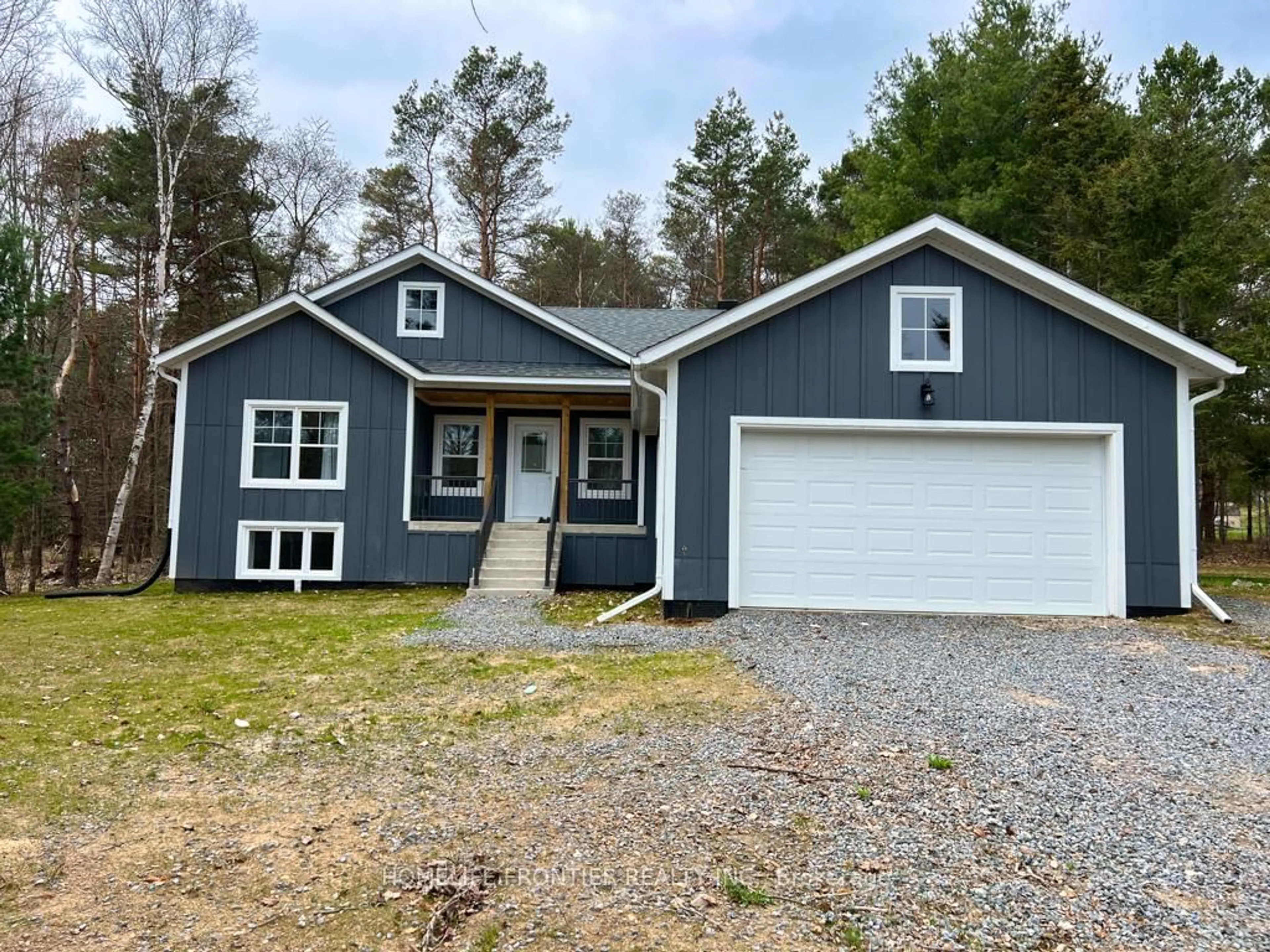 Home with vinyl exterior material, street for 18 Murray St, Sundridge Ontario P0A 1Z0