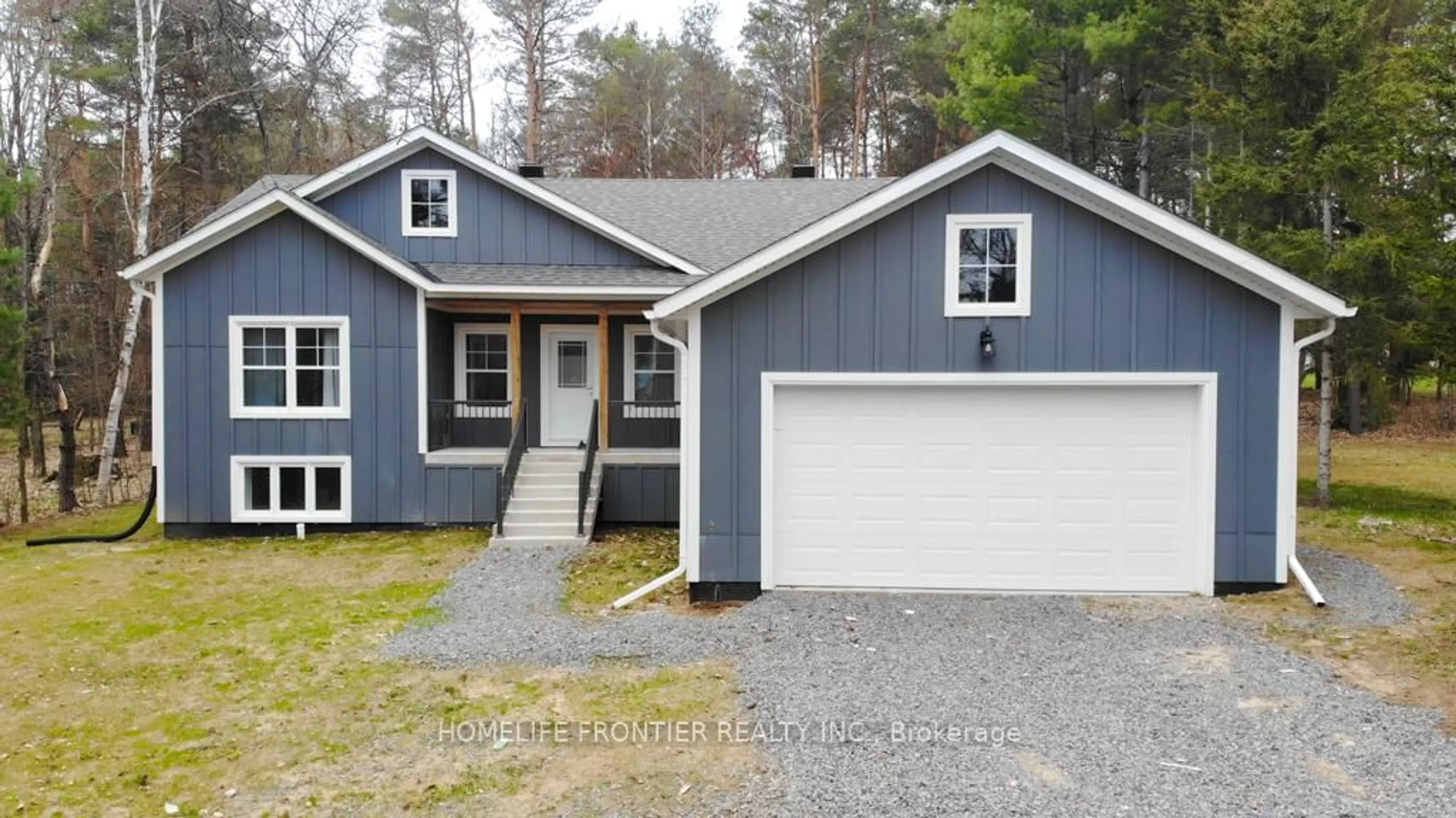 Home with vinyl exterior material, street for 18 Murray St, Sundridge Ontario P0A 1Z0