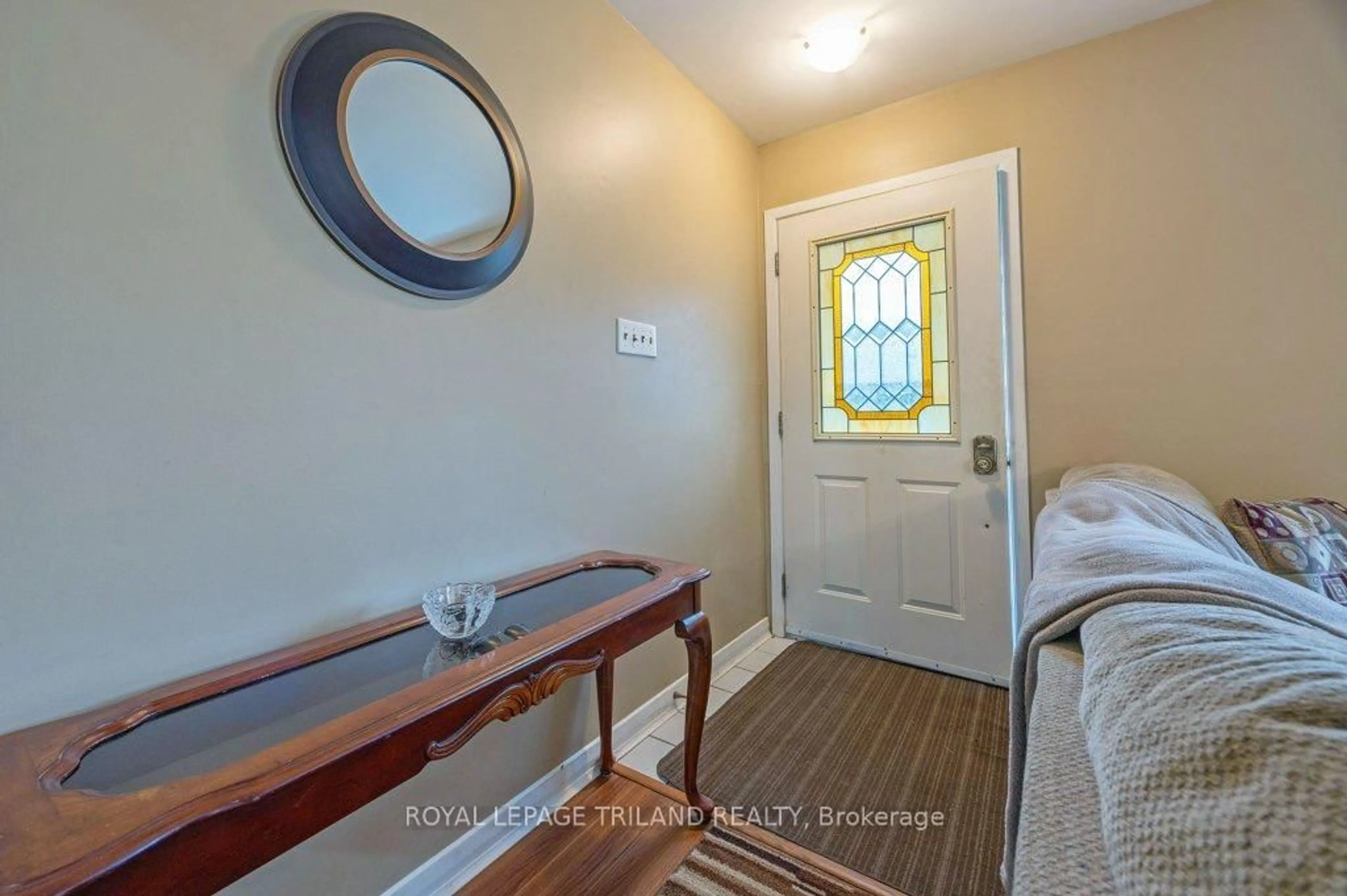 Indoor entryway for 34 Strathcona Dr, London East Ontario N5W 1P8
