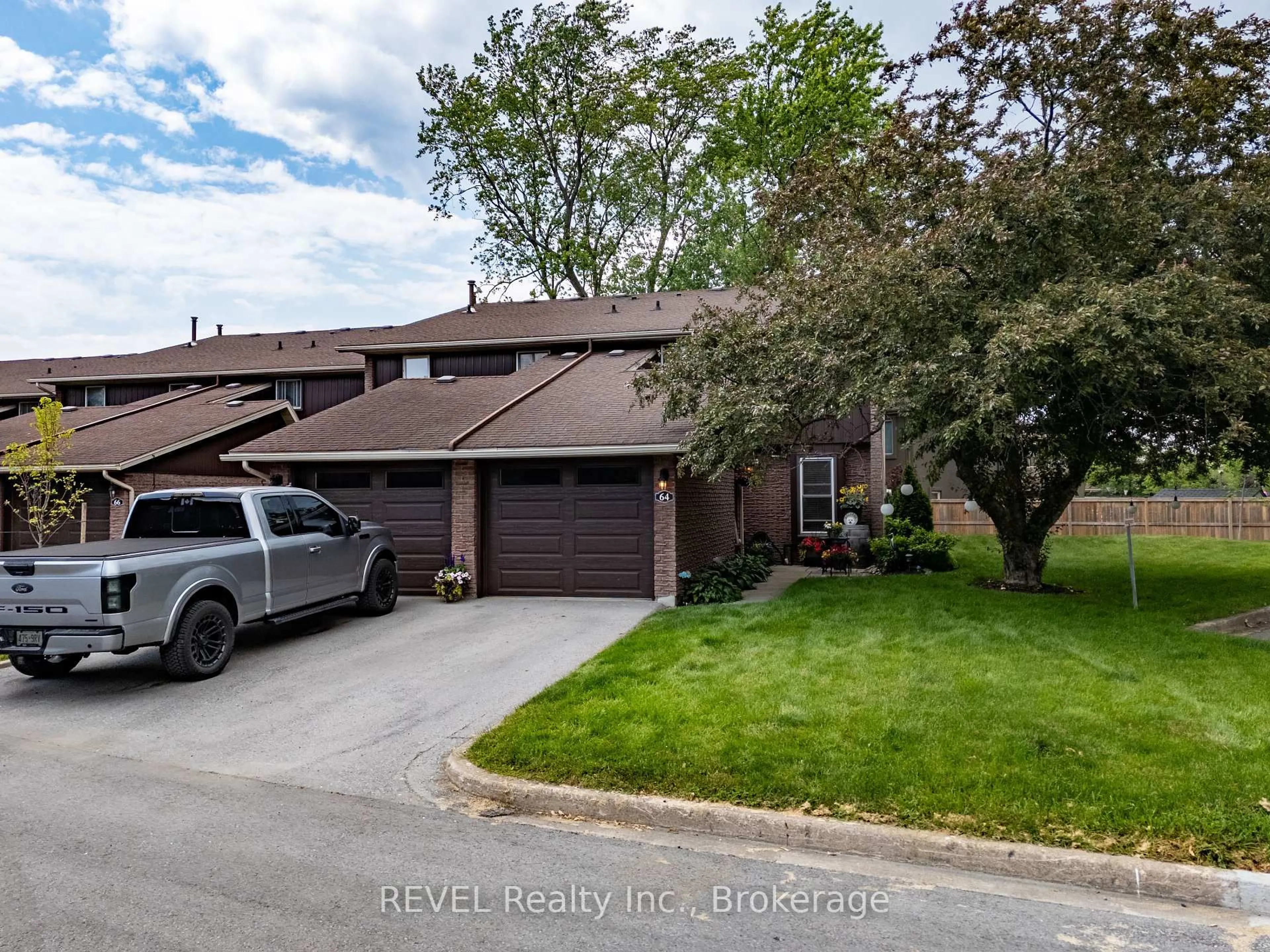 A pic from outside/outdoor area/front of a property/back of a property/a pic from drone, street for 122 LAKESHORE Rd #64, St. Catharines Ontario L2N 6N6