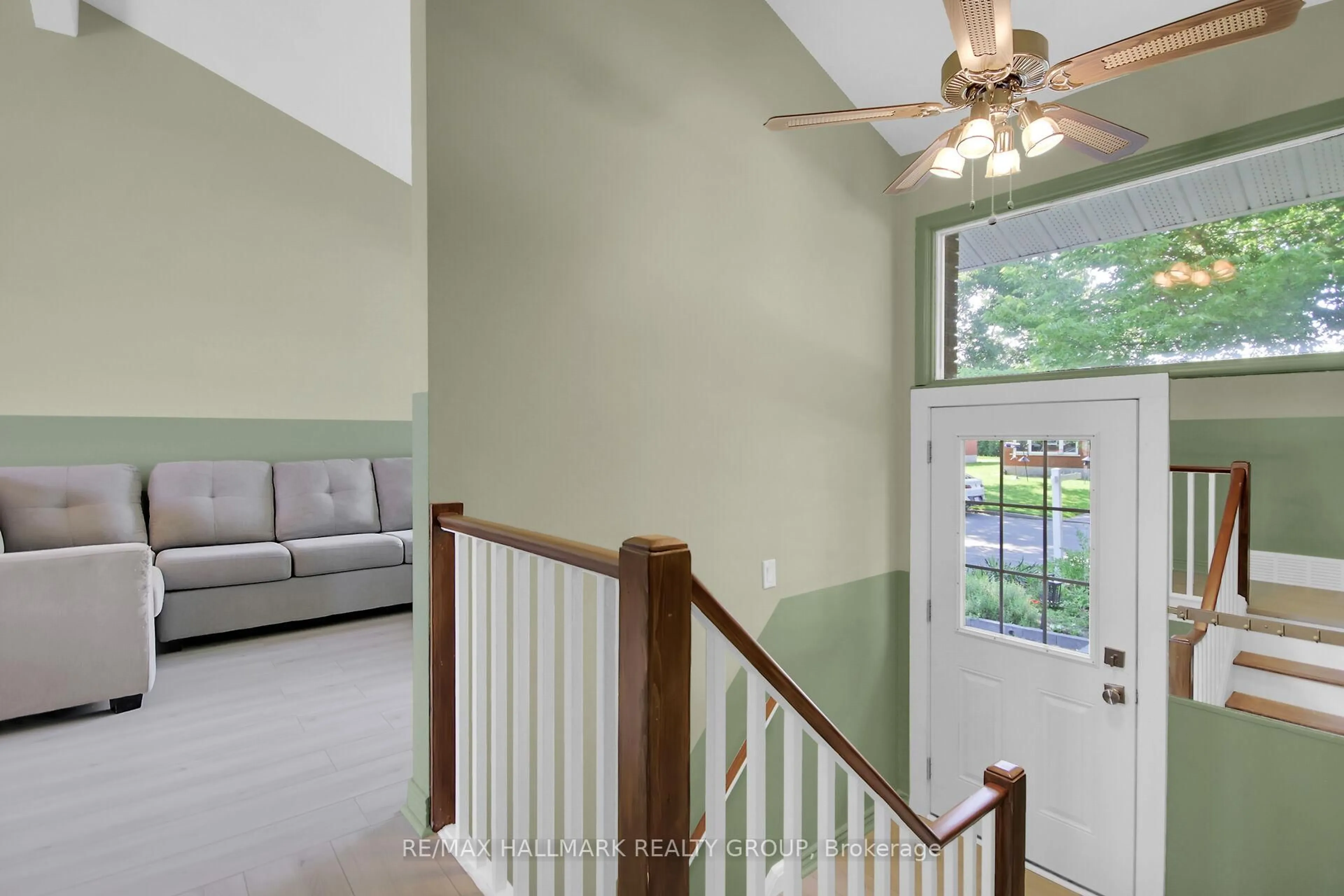 Indoor entryway for 2286 Elmira Dr, Ottawa Ontario K2C 1H4