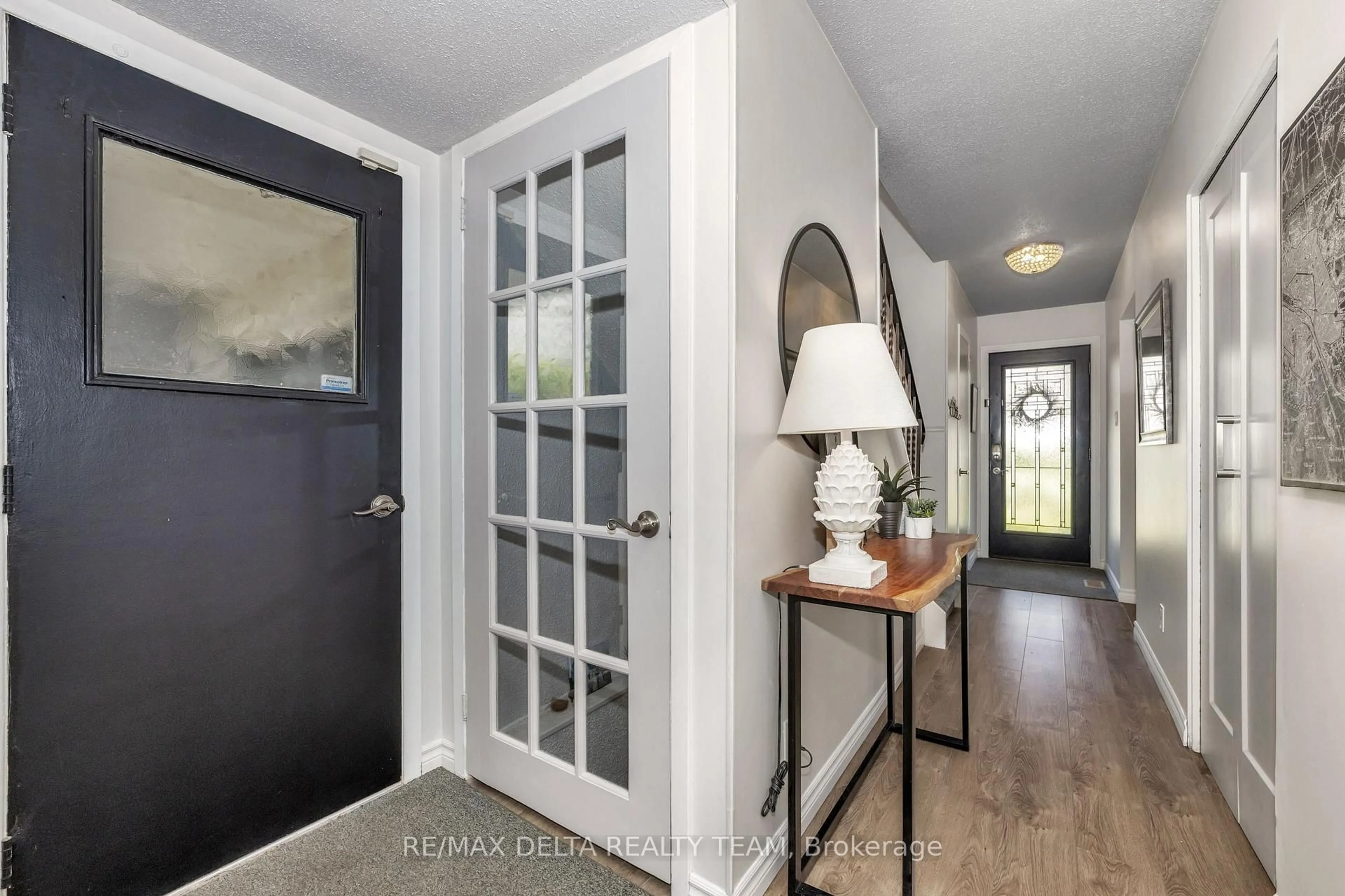 Indoor entryway for 61 Valewood Cres, Ottawa Ontario K1B 4G1
