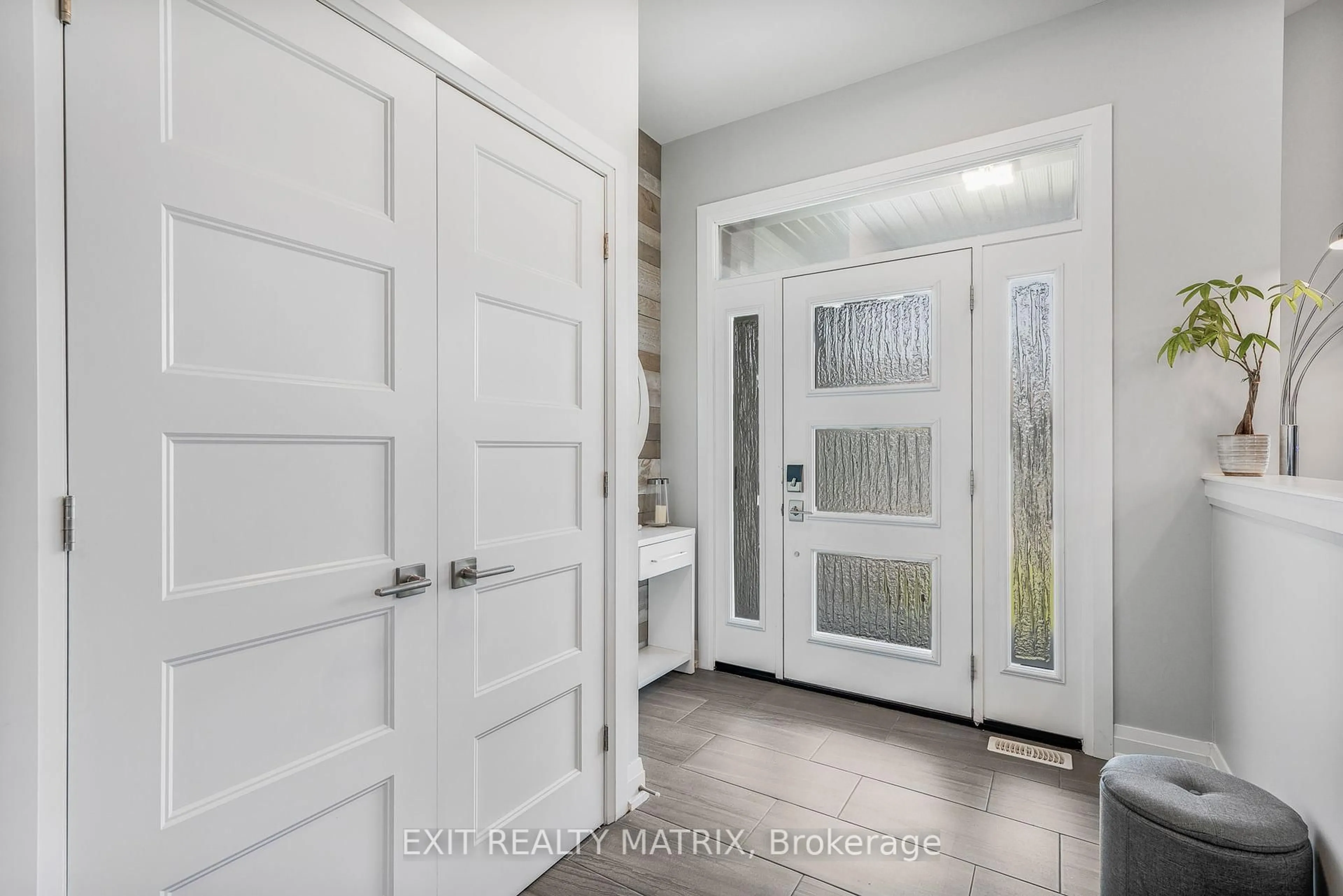 Indoor entryway for 101 Lyon St, Russell Ontario K0A 1W0