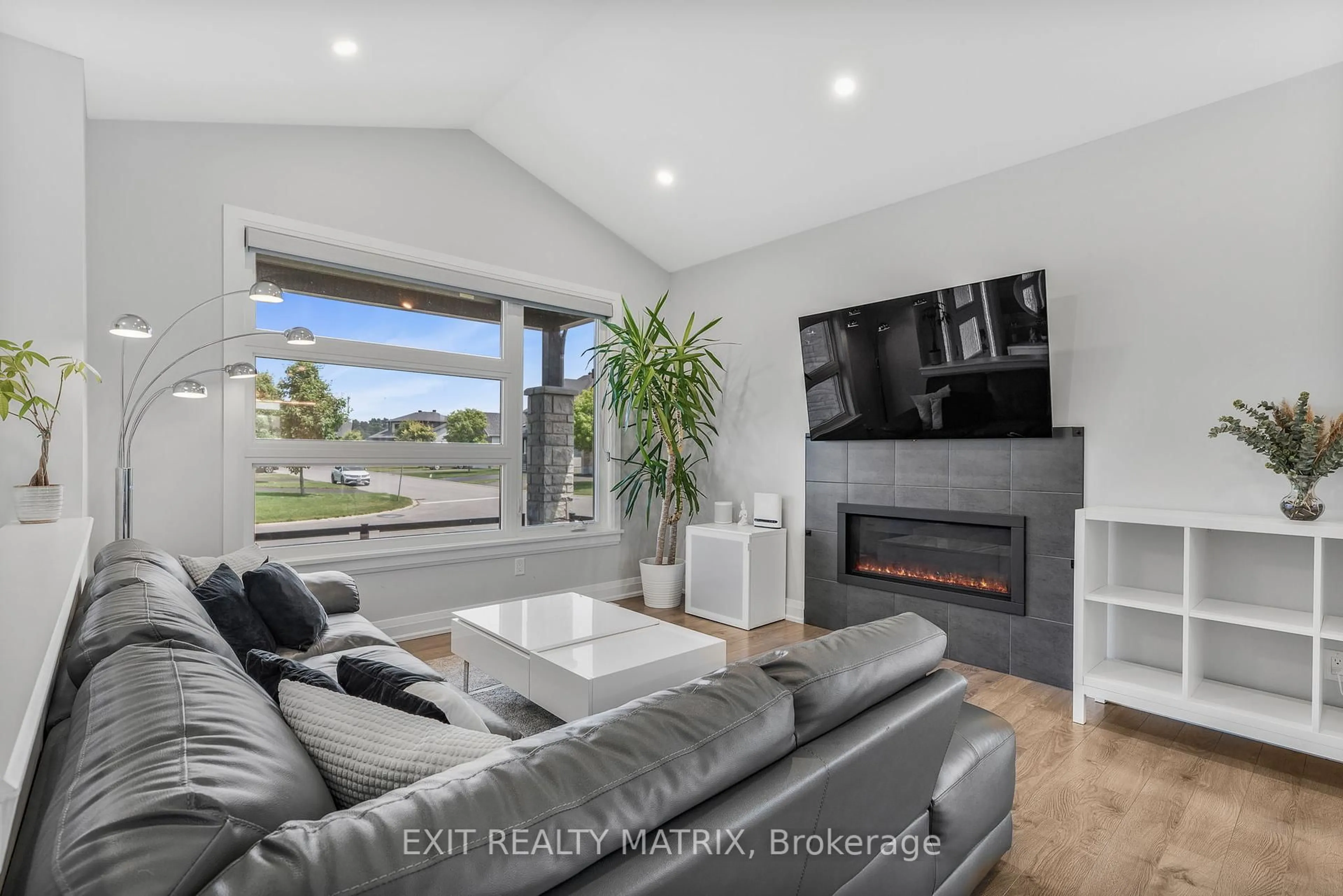 Living room with furniture, unknown for 101 Lyon St, Russell Ontario K0A 1W0