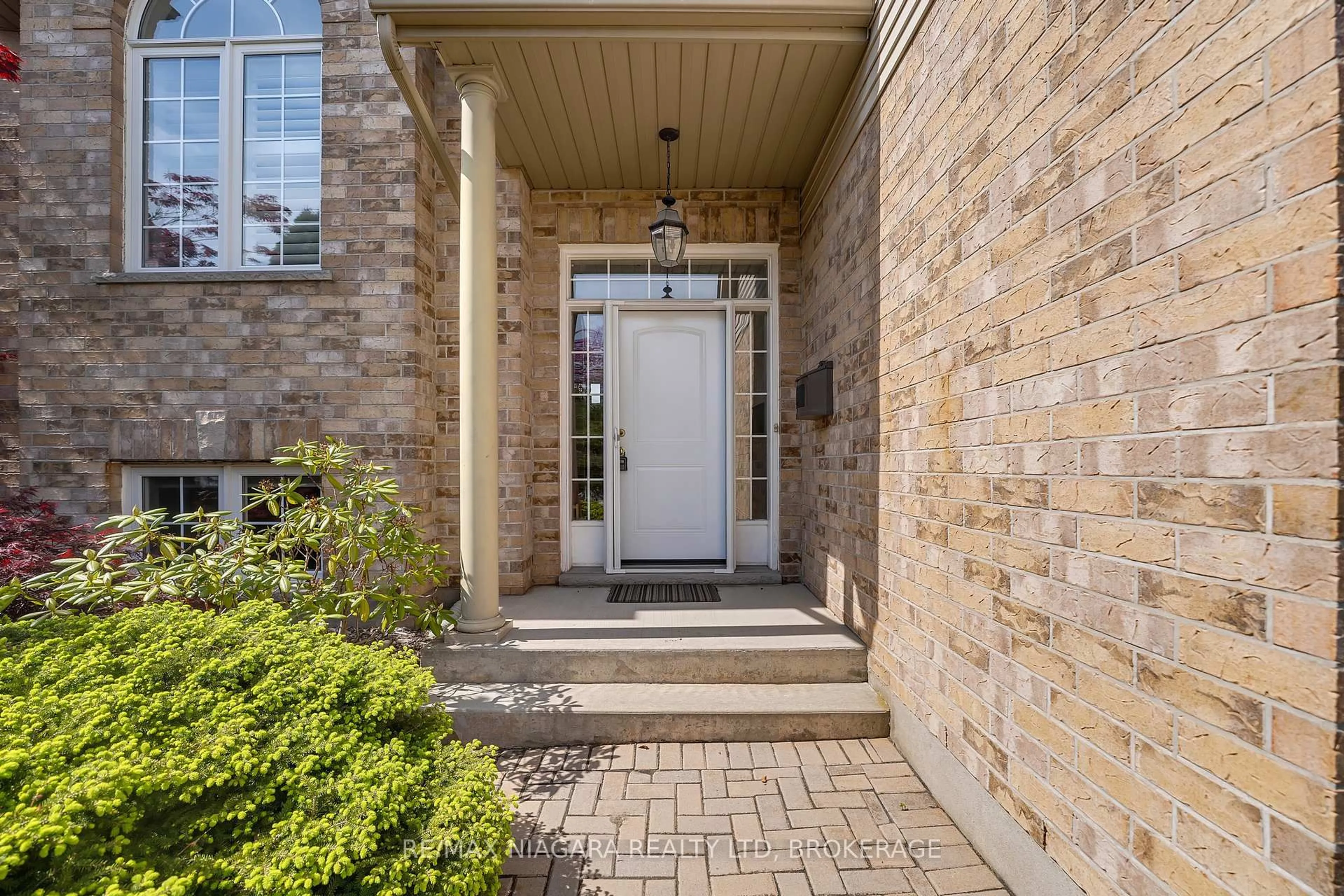 Indoor entryway for 8311 VEGTER Crt, Niagara Falls Ontario L2H 3M1