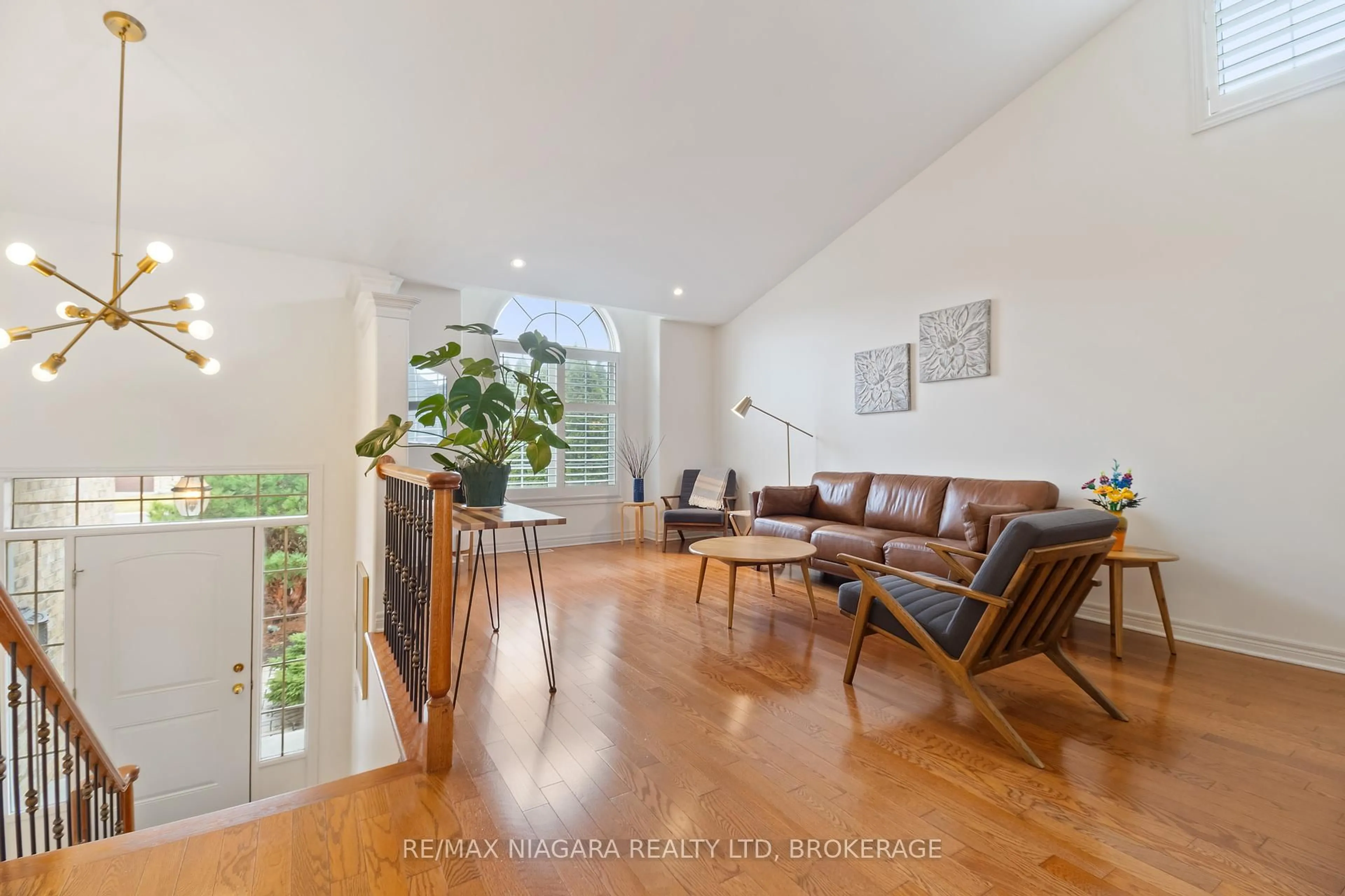 Living room with furniture, unknown for 8311 VEGTER Crt, Niagara Falls Ontario L2H 3M1