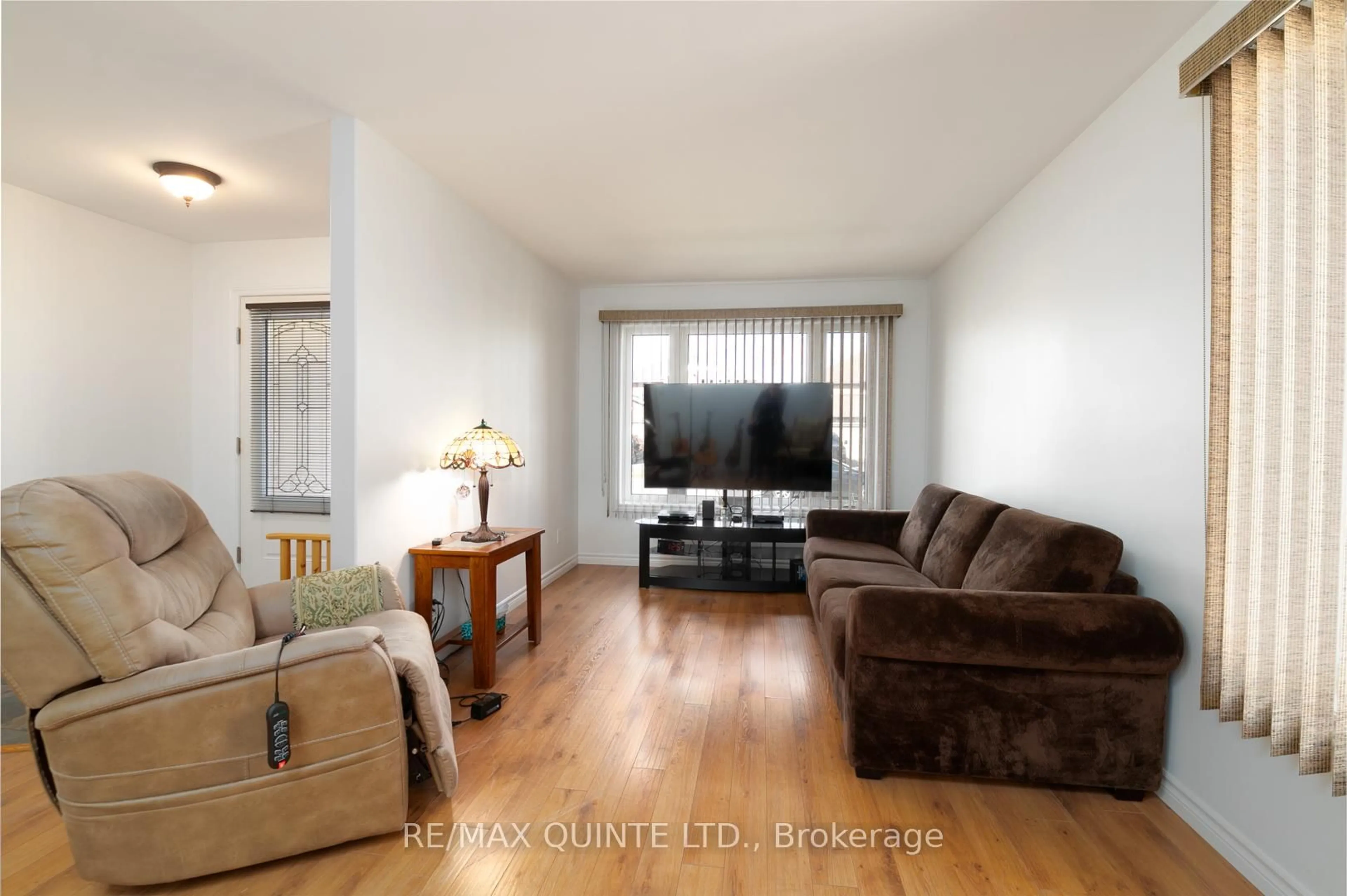 Living room with furniture, wood/laminate floor for 21 Gale Cres, Belleville Ontario K8N 0M9