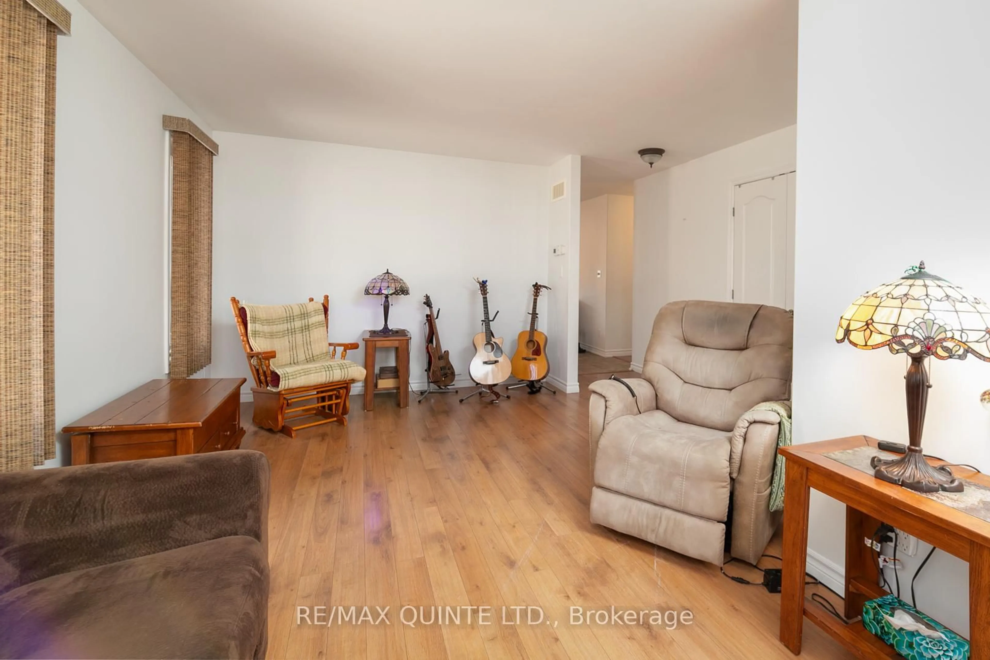 Living room with furniture, wood/laminate floor for 21 Gale Cres, Belleville Ontario K8N 0M9